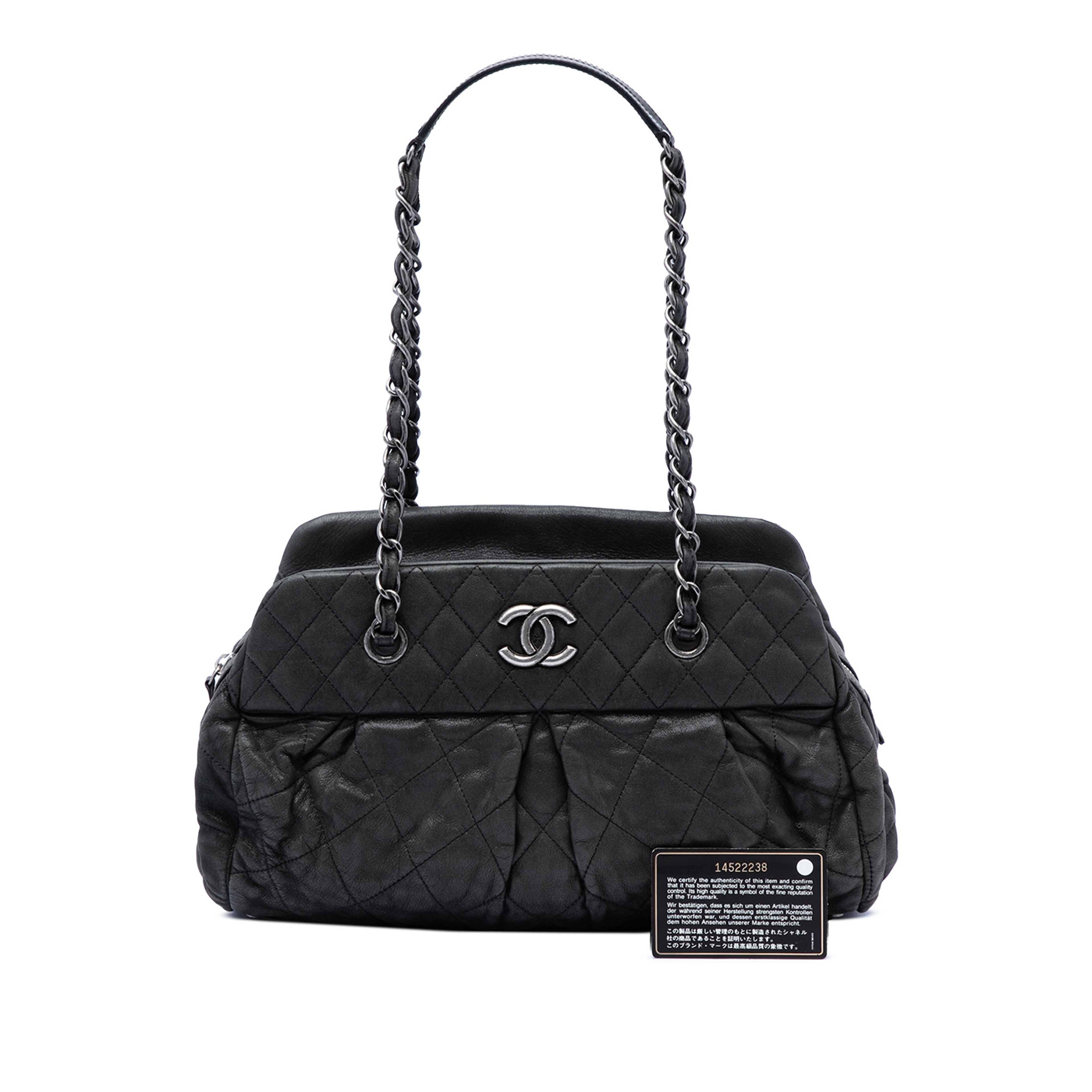 Chanel Quilted Iridescent Calfskin Chic Quilt Bowling Bag, från Luxclusif, i färgen svart. Klicka för att öppna bilden i stort format