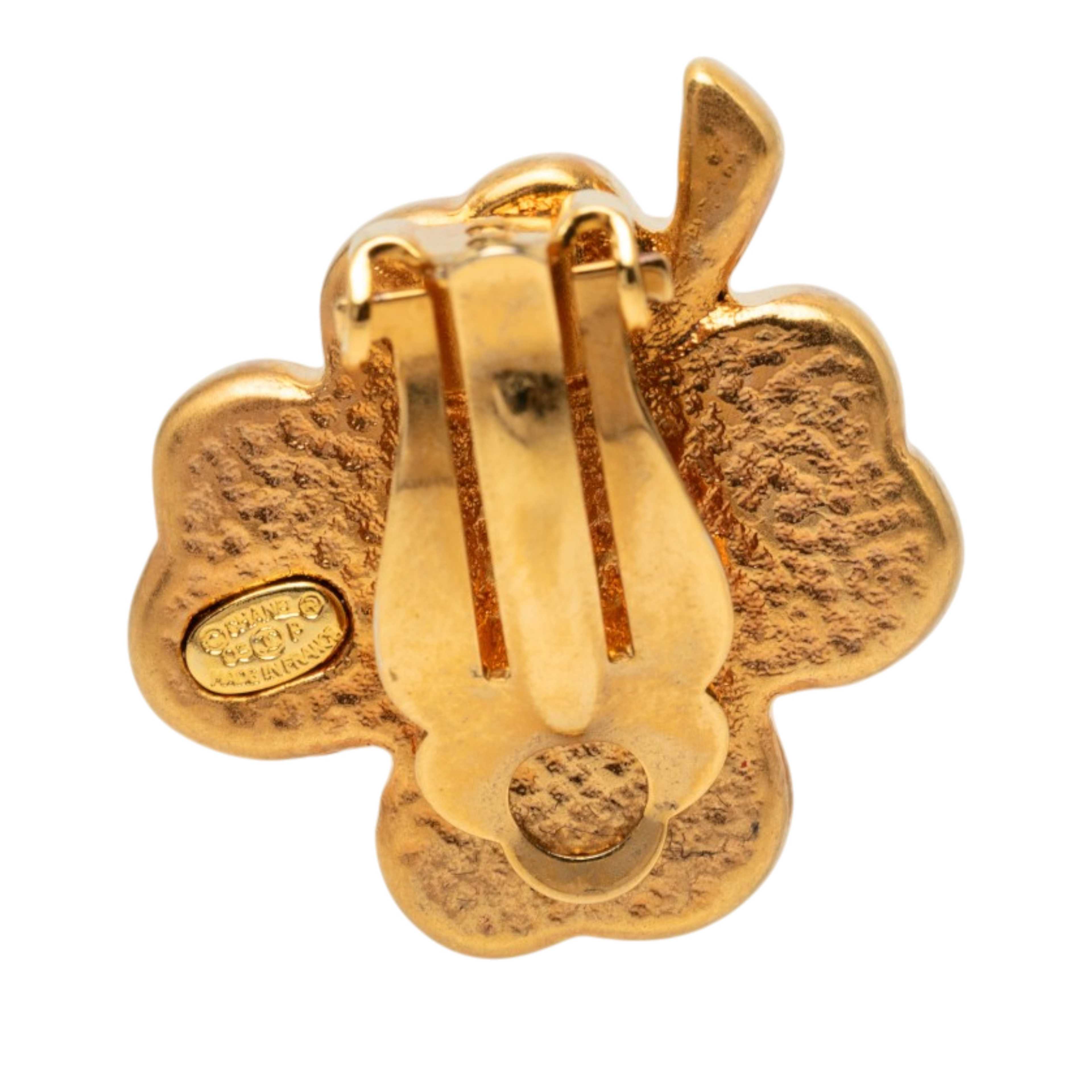 Chanel Cc Gold Plated Enamel Clover Clip On Earrings, från Luxclusif, i färgen guld. Klicka för att öppna bilden i stort format