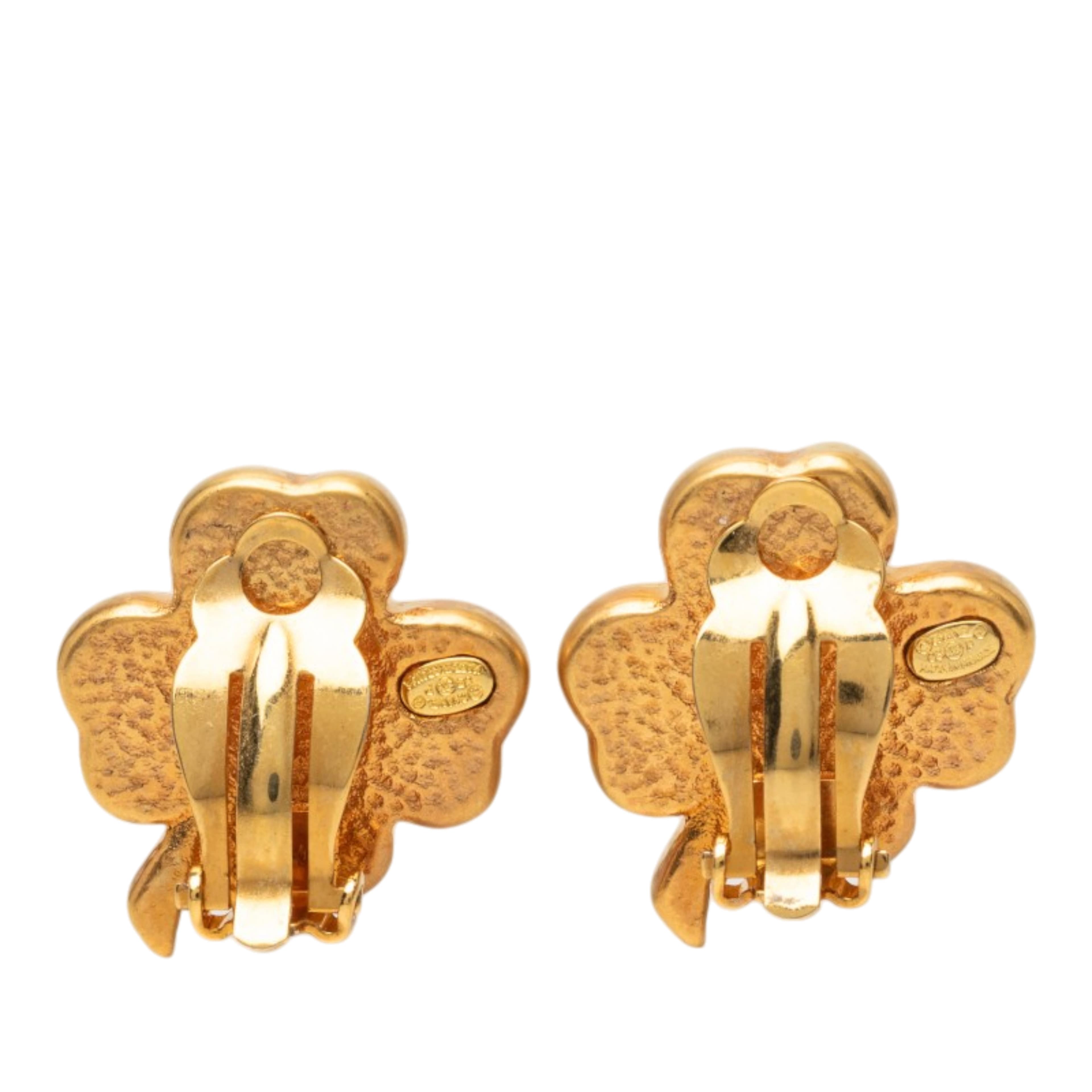 Chanel Cc Gold Plated Enamel Clover Clip On Earrings, från Luxclusif, i färgen guld. Klicka för att öppna bilden i stort format