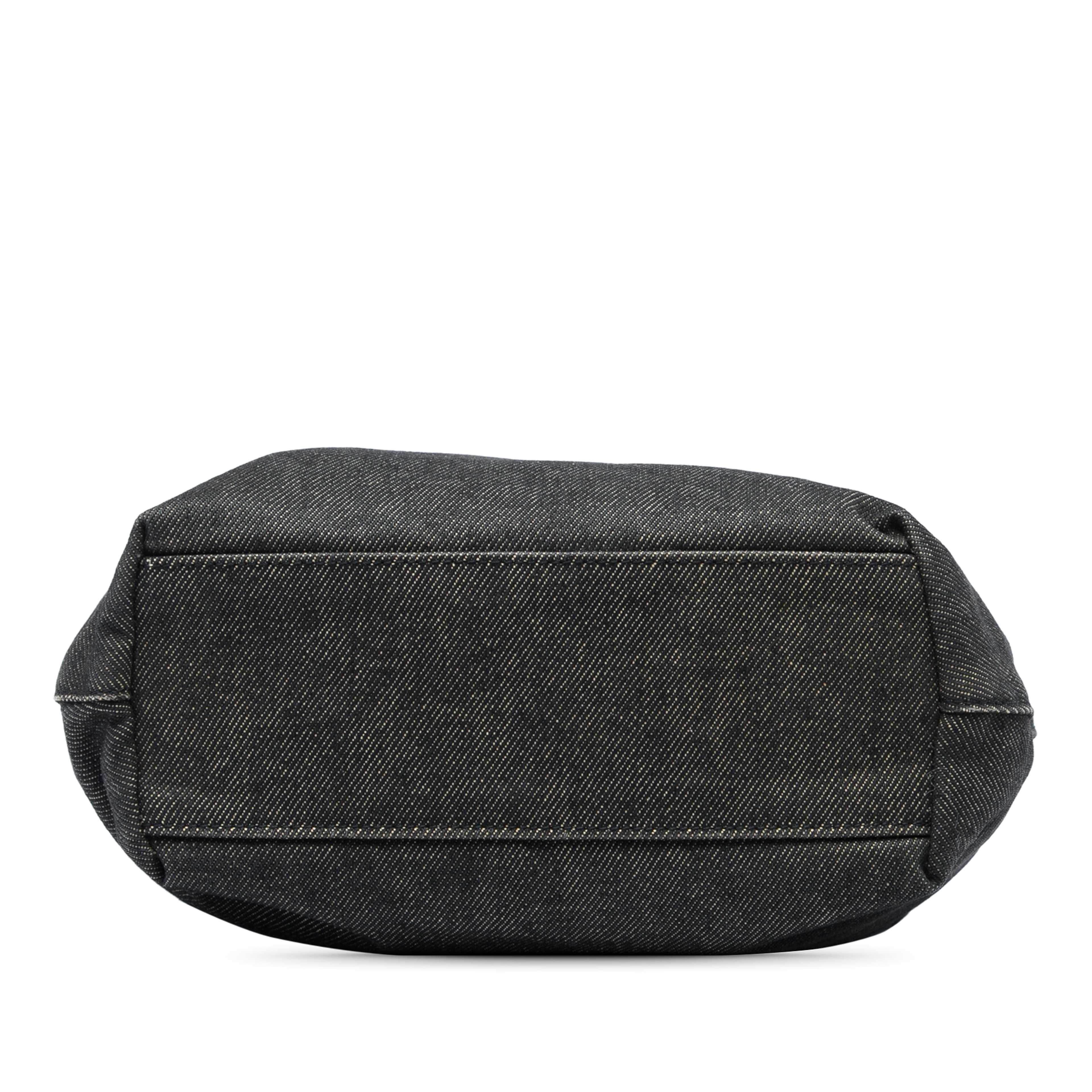 Dior Denim Malice Handbag, från Luxclusif, i färgen svart. Klicka för att öppna bilden i stort format