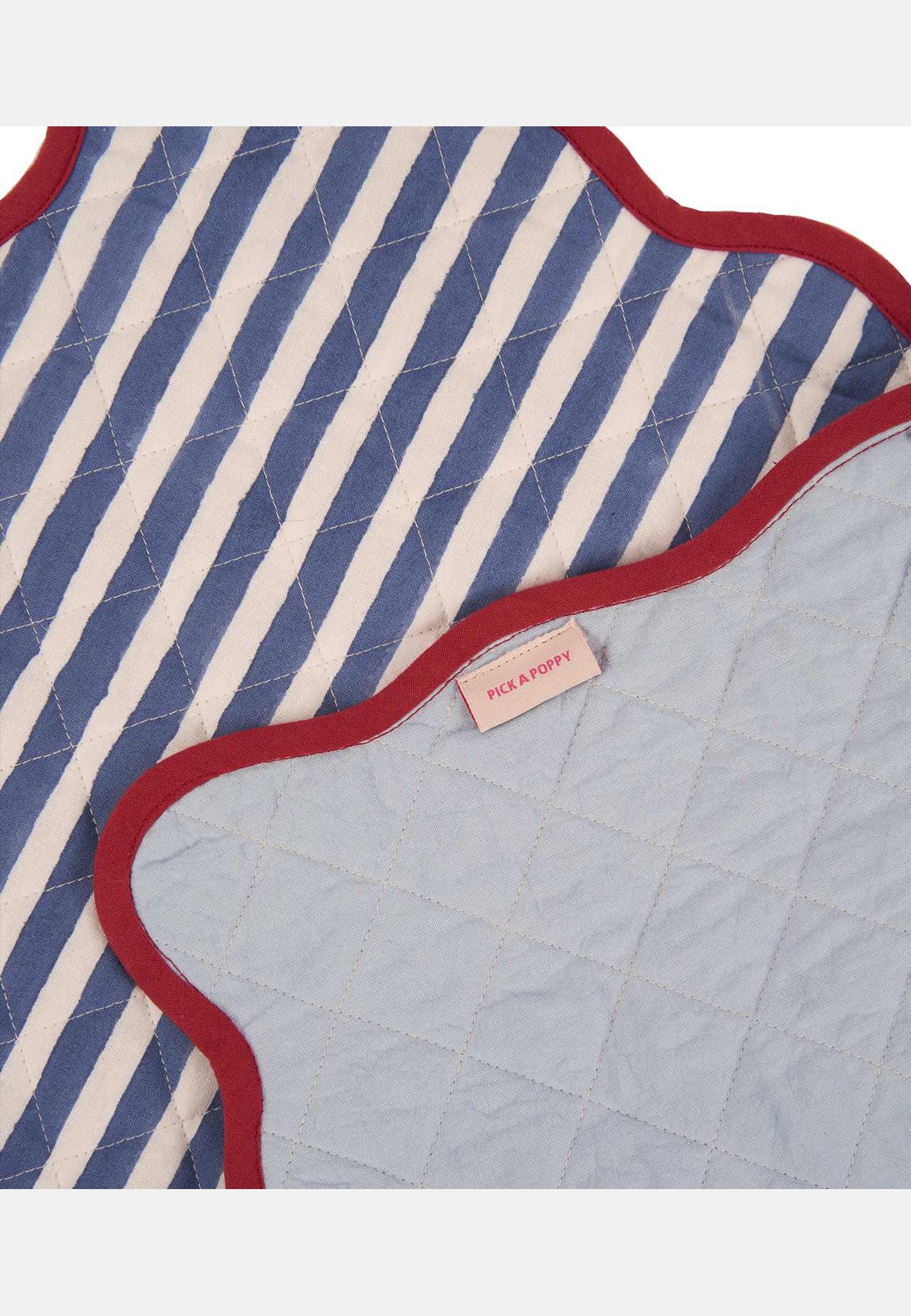 Scallop Quiltad Bordstablett -  33x48 Cm, från Pick A Poppy, i färgen dark blue. Klicka för att öppna bilden i stort format