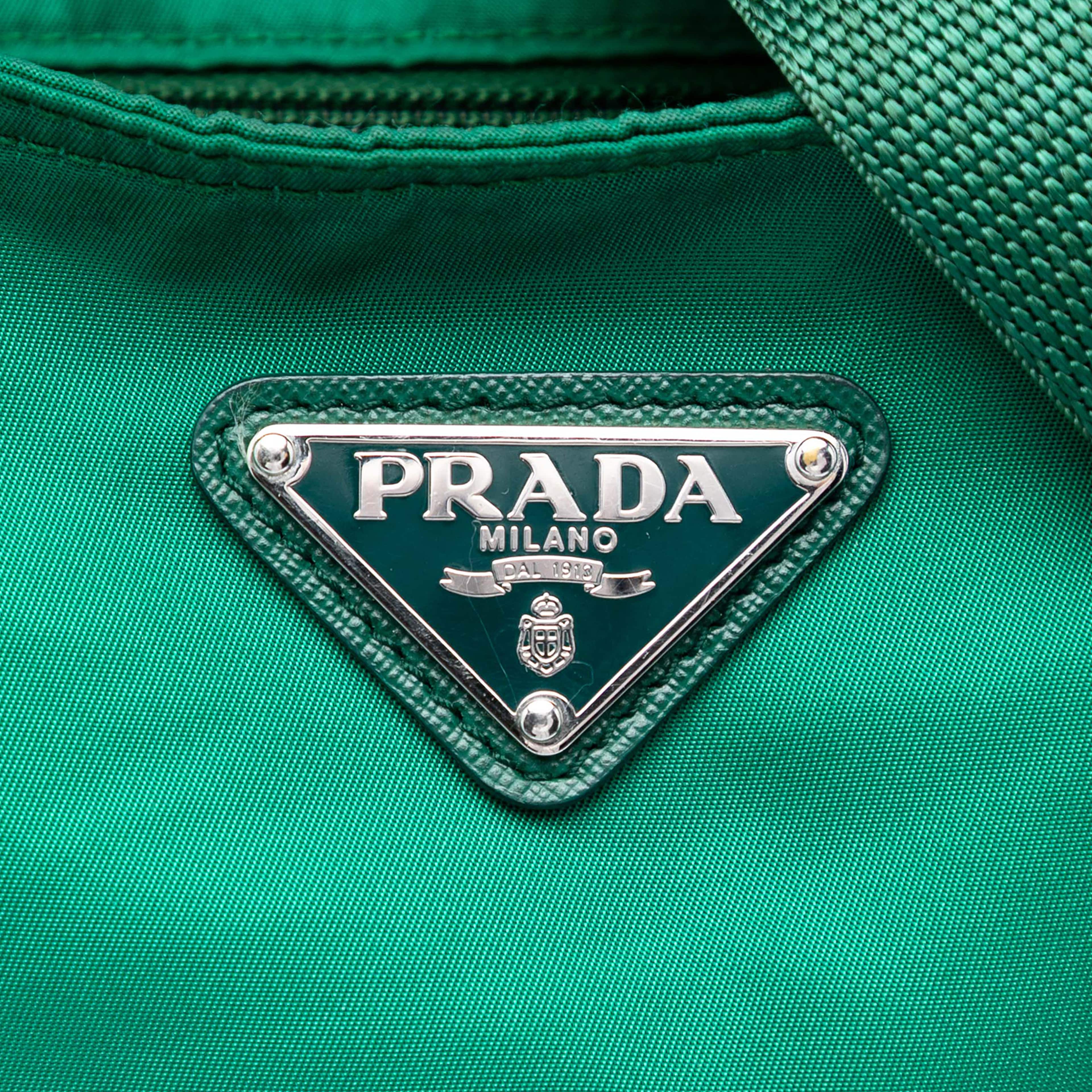 Prada Tessuto Satchel, från Luxclusif, i färgen grön. Klicka för att öppna bilden i stort format