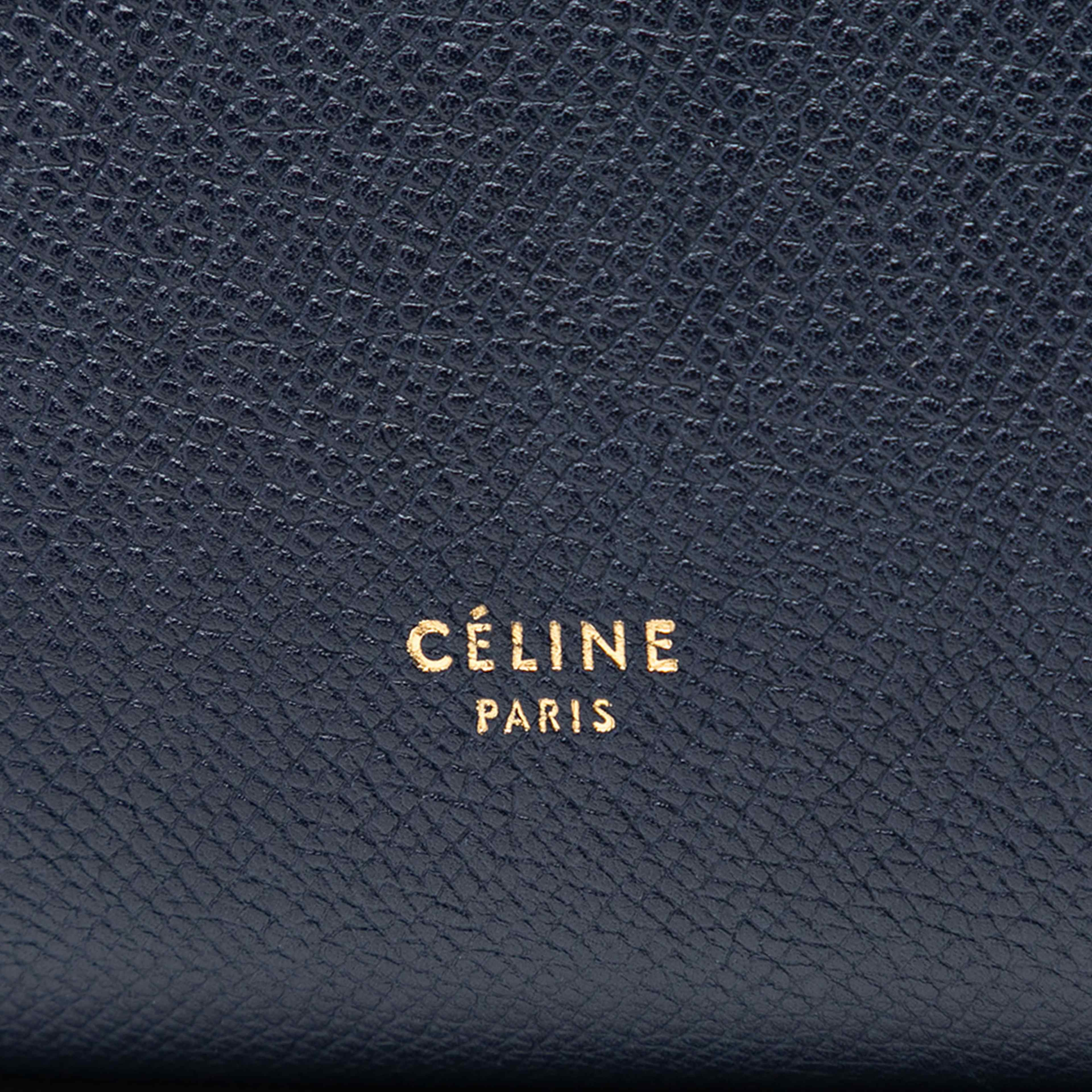 Celine Mini Grained Calfskin Belt Bag, från Luxclusif, i färgen navy. Klicka för att öppna bilden i stort format