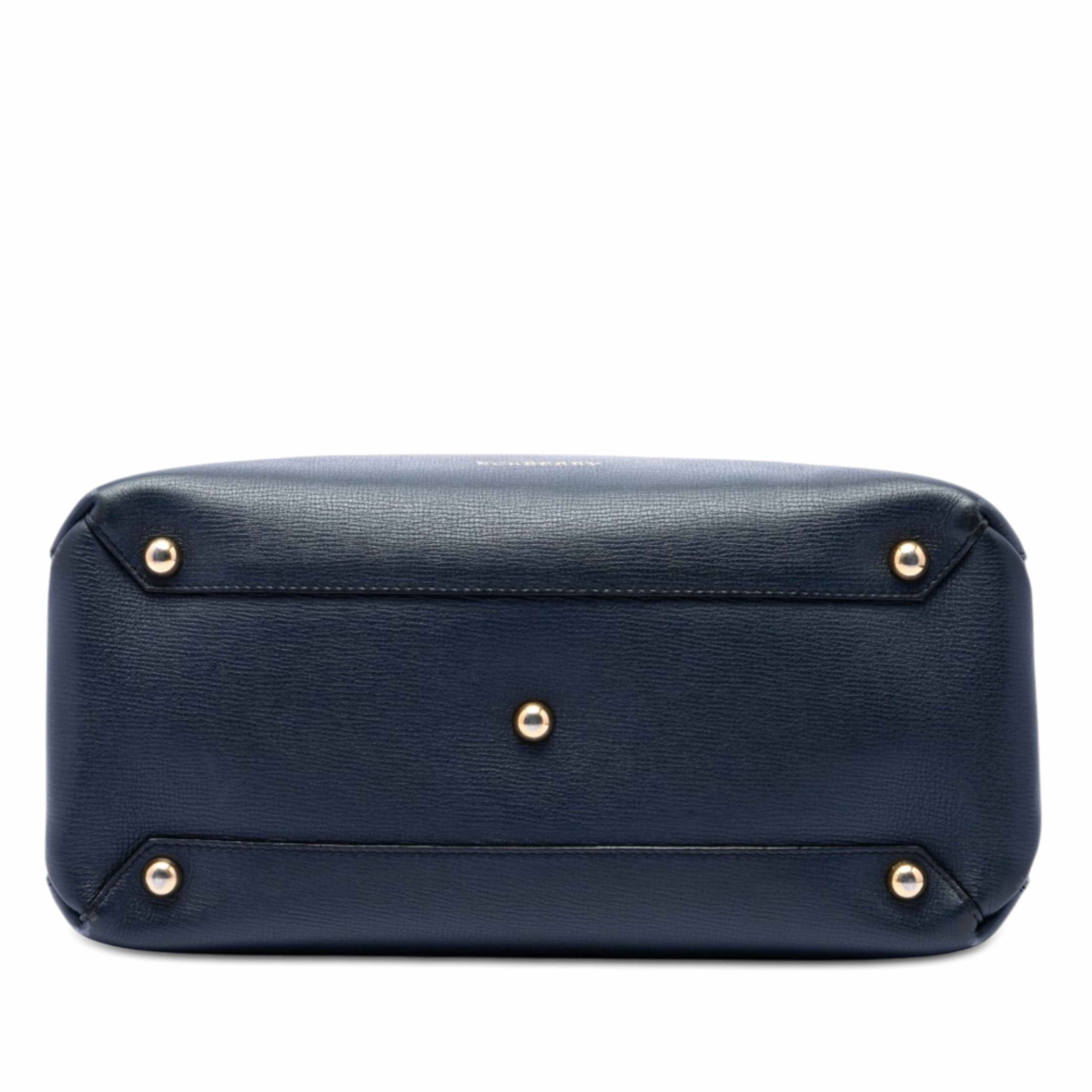Burberry Medium Leather And House Check Banner Satchel, från Luxclusif, i färgen navy. Klicka för att öppna bilden i stort format