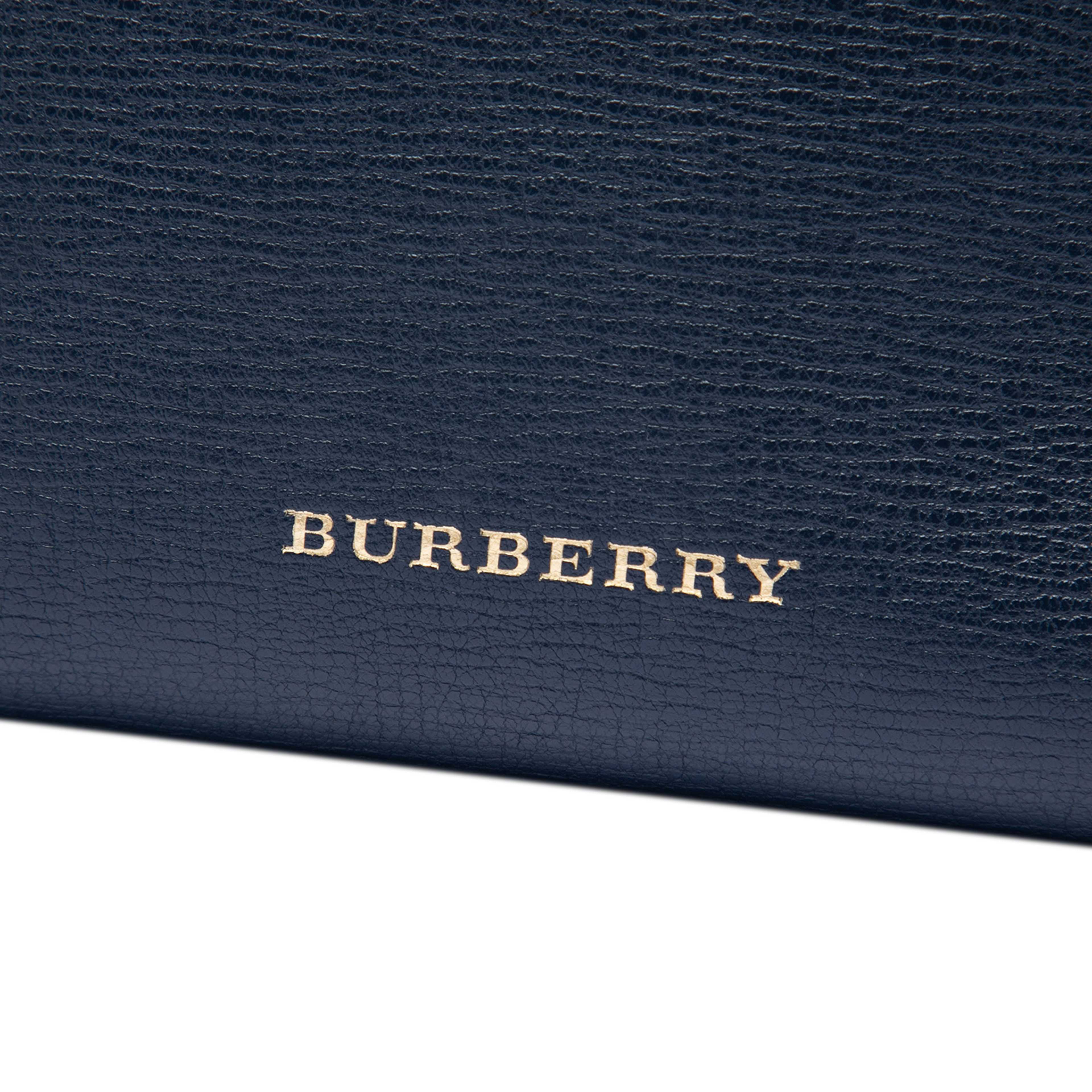Burberry Medium Leather And House Check Banner Satchel, från Luxclusif, i färgen blå. Klicka för att öppna bilden i stort format