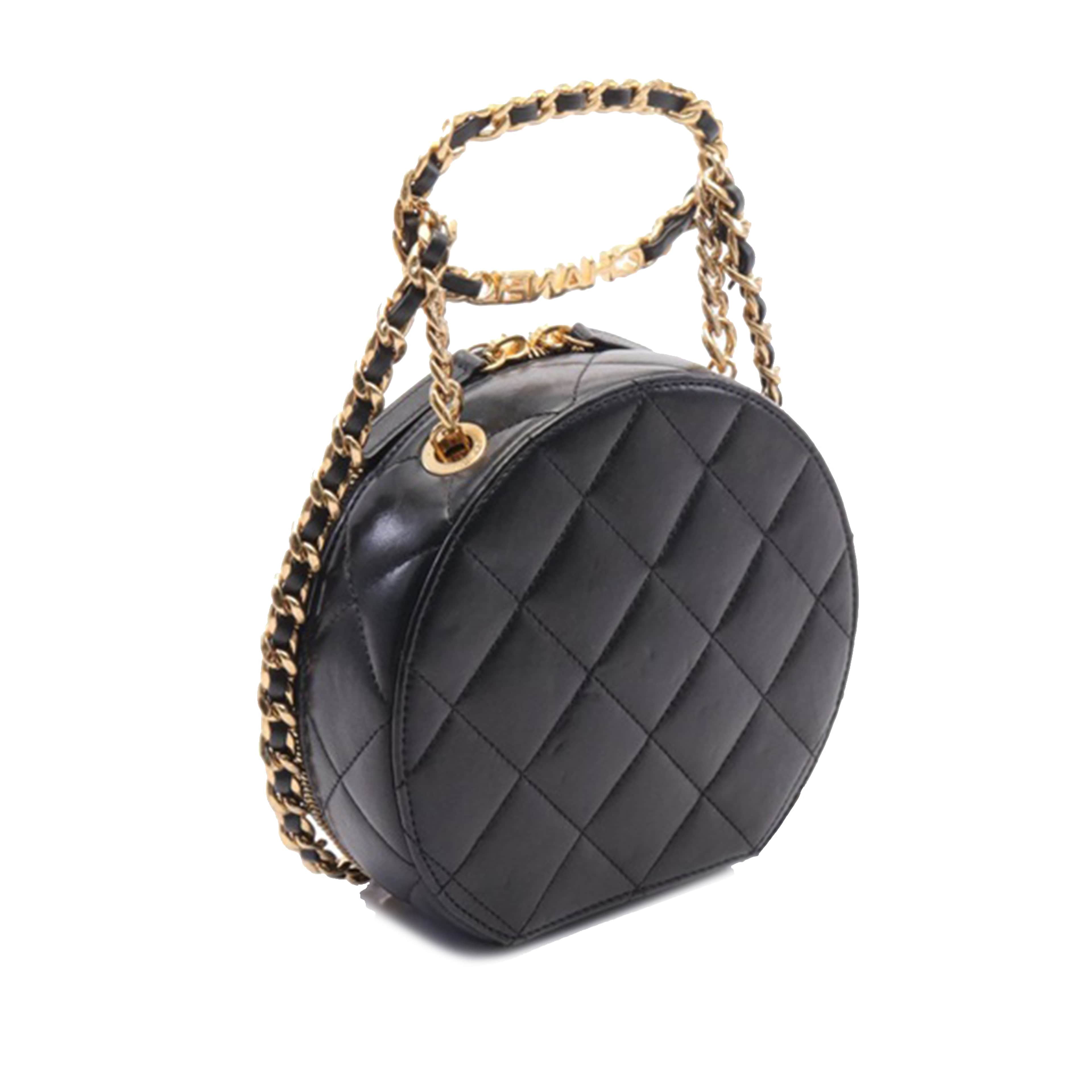 Chanel Quilted Lambskin Oval Logo Chain Top Handle Round Clutch On Chain, från Luxclusif, i färgen svart. Klicka för att öppna bilden i stort format