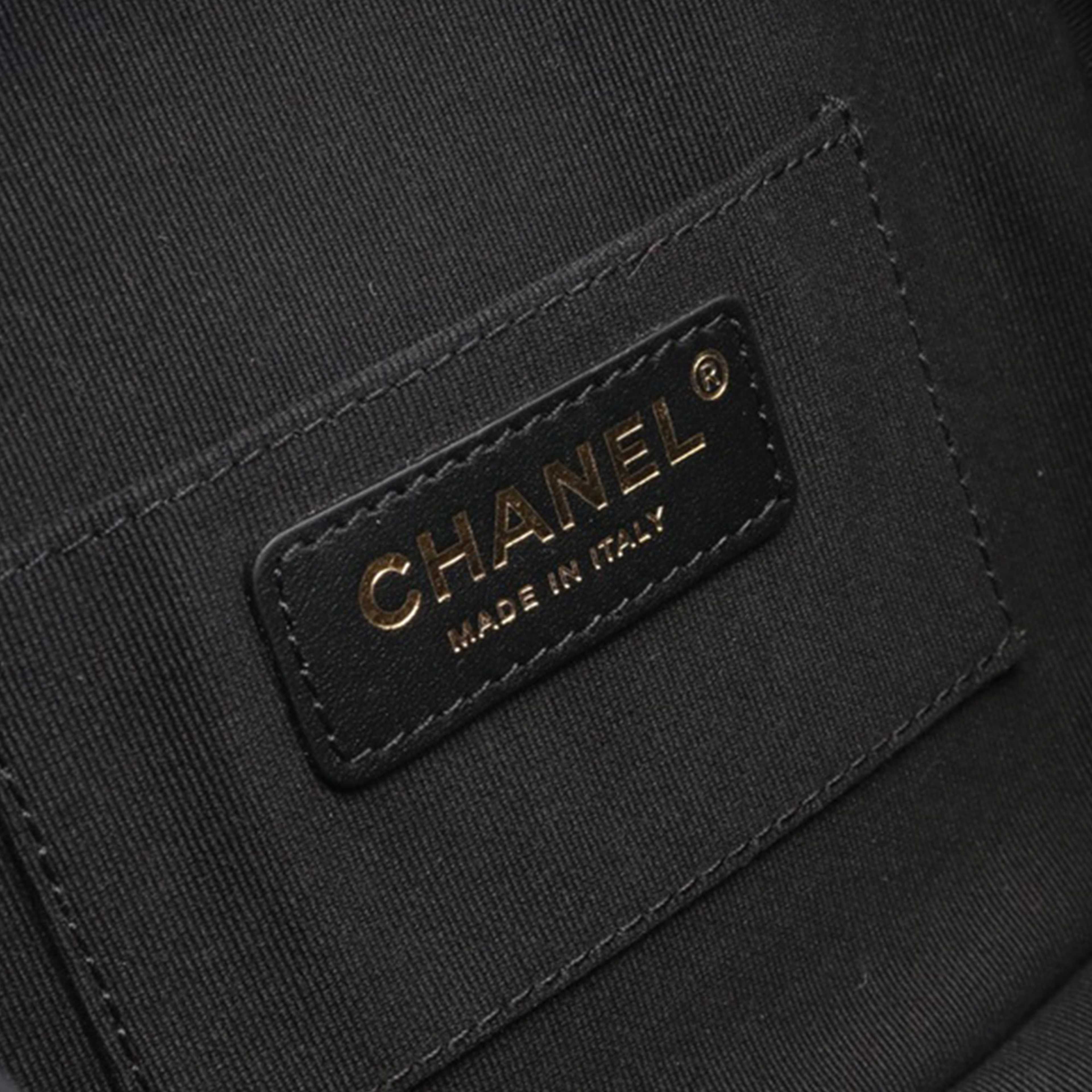 Chanel Quilted Lambskin Oval Logo Chain Top Handle Round Clutch On Chain, från Luxclusif, i färgen svart. Klicka för att öppna bilden i stort format