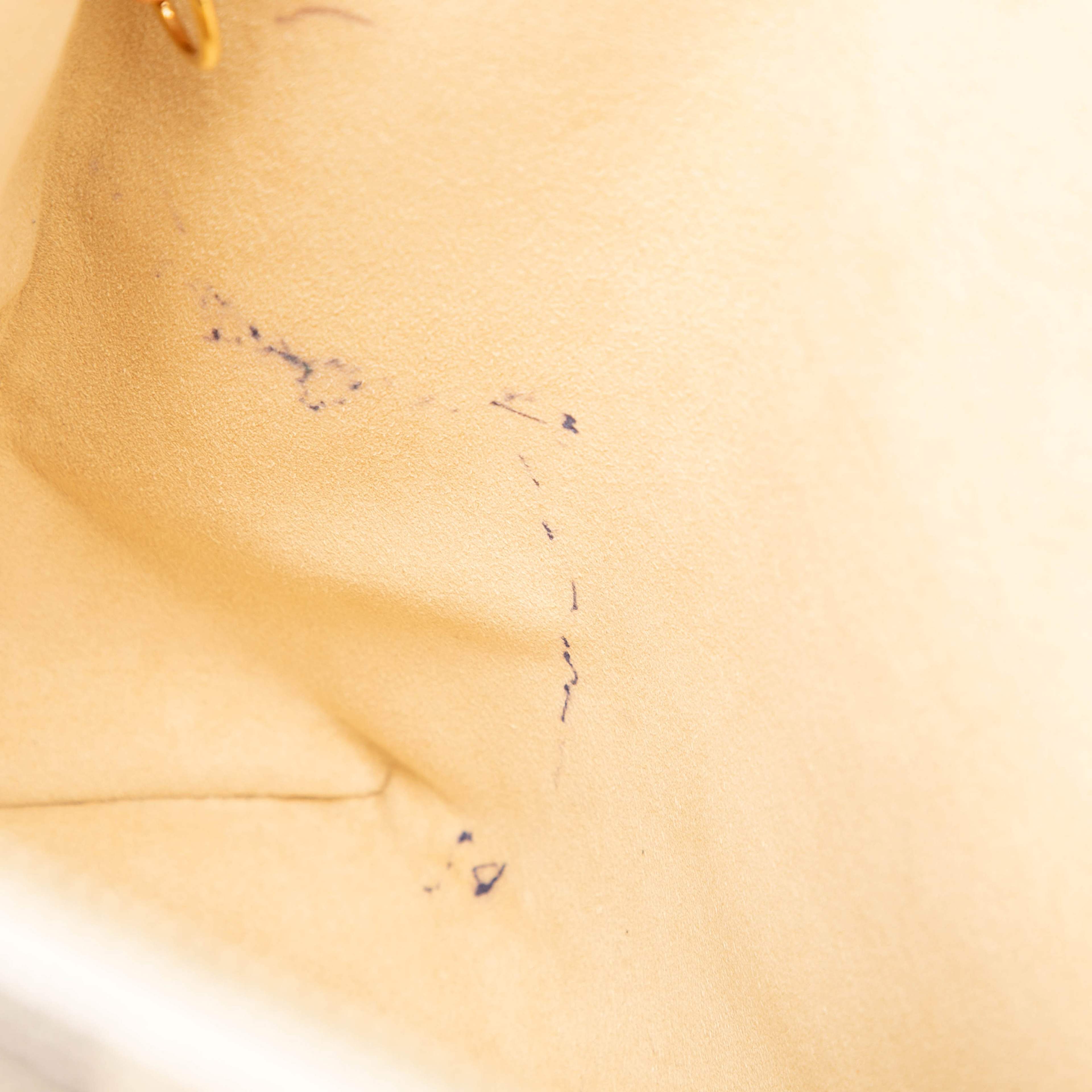 Louis Vuitton Damier Azur Saleya Pm, från Luxclusif, i färgen white. Klicka för att öppna bilden i stort format