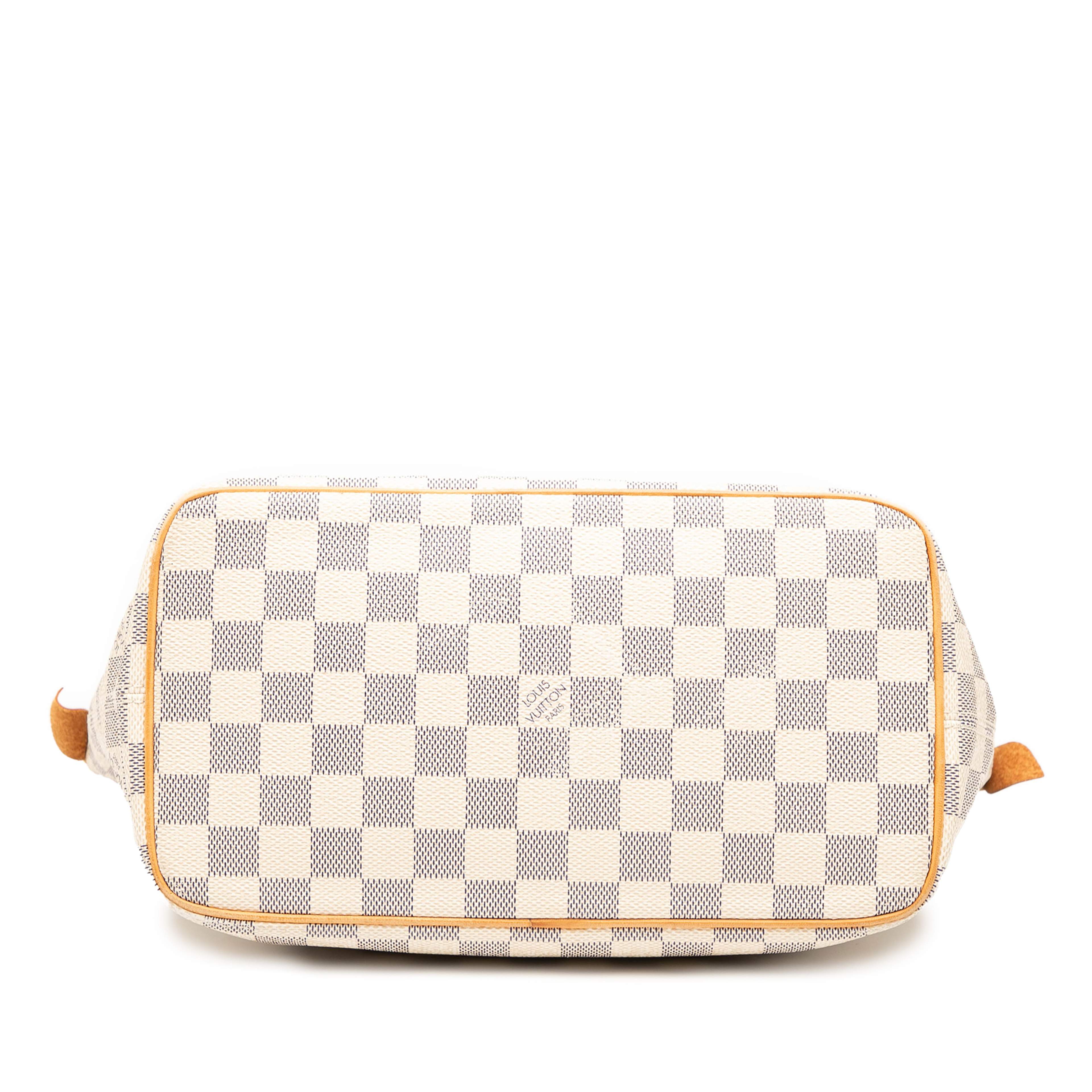 Louis Vuitton Damier Azur Saleya Pm, från Luxclusif, i färgen white. Klicka för att öppna bilden i stort format