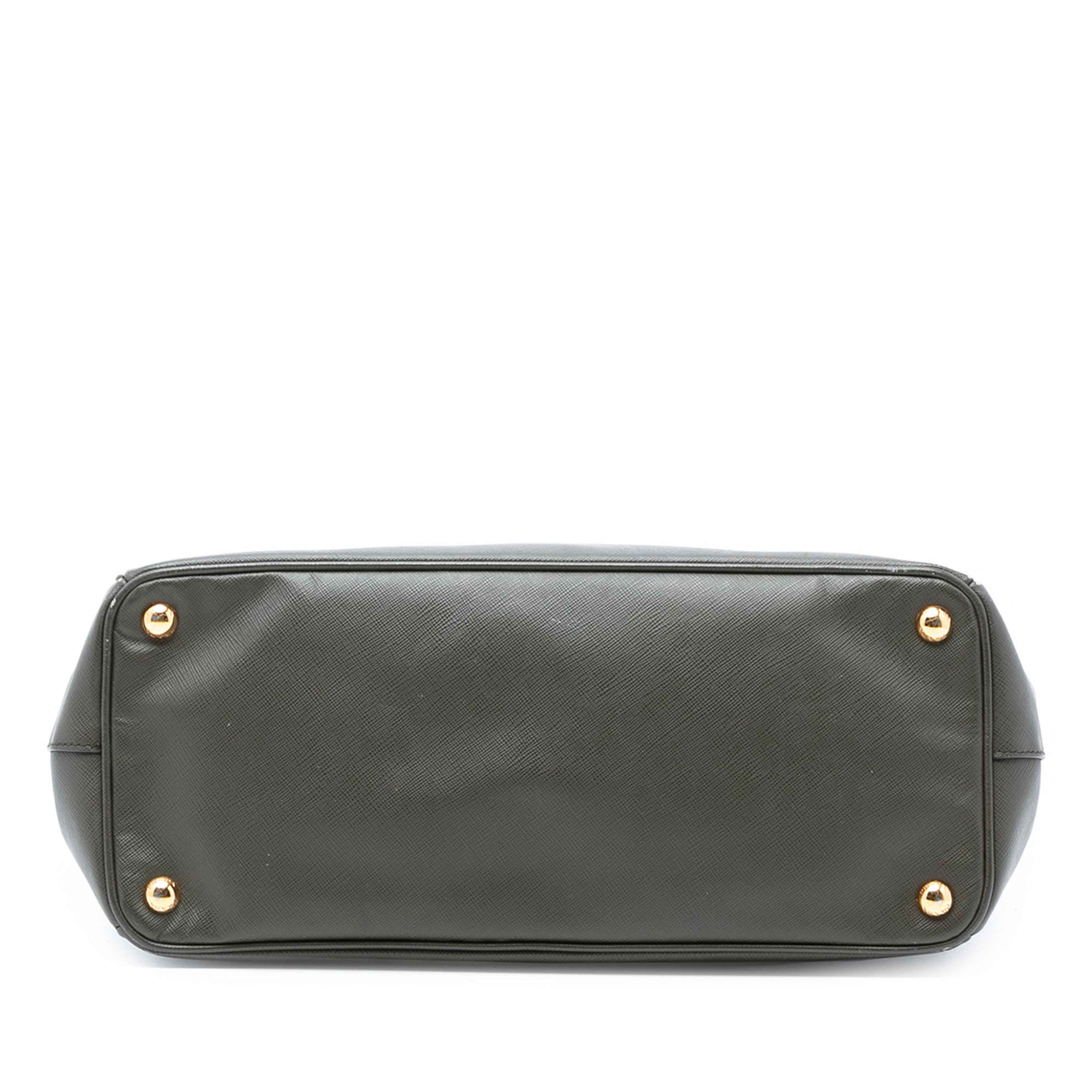 Prada Medium Saffiano Lux Galleria Double Zip Satchel, från Luxclusif, i färgen dark gray. Klicka för att öppna bilden i stort format