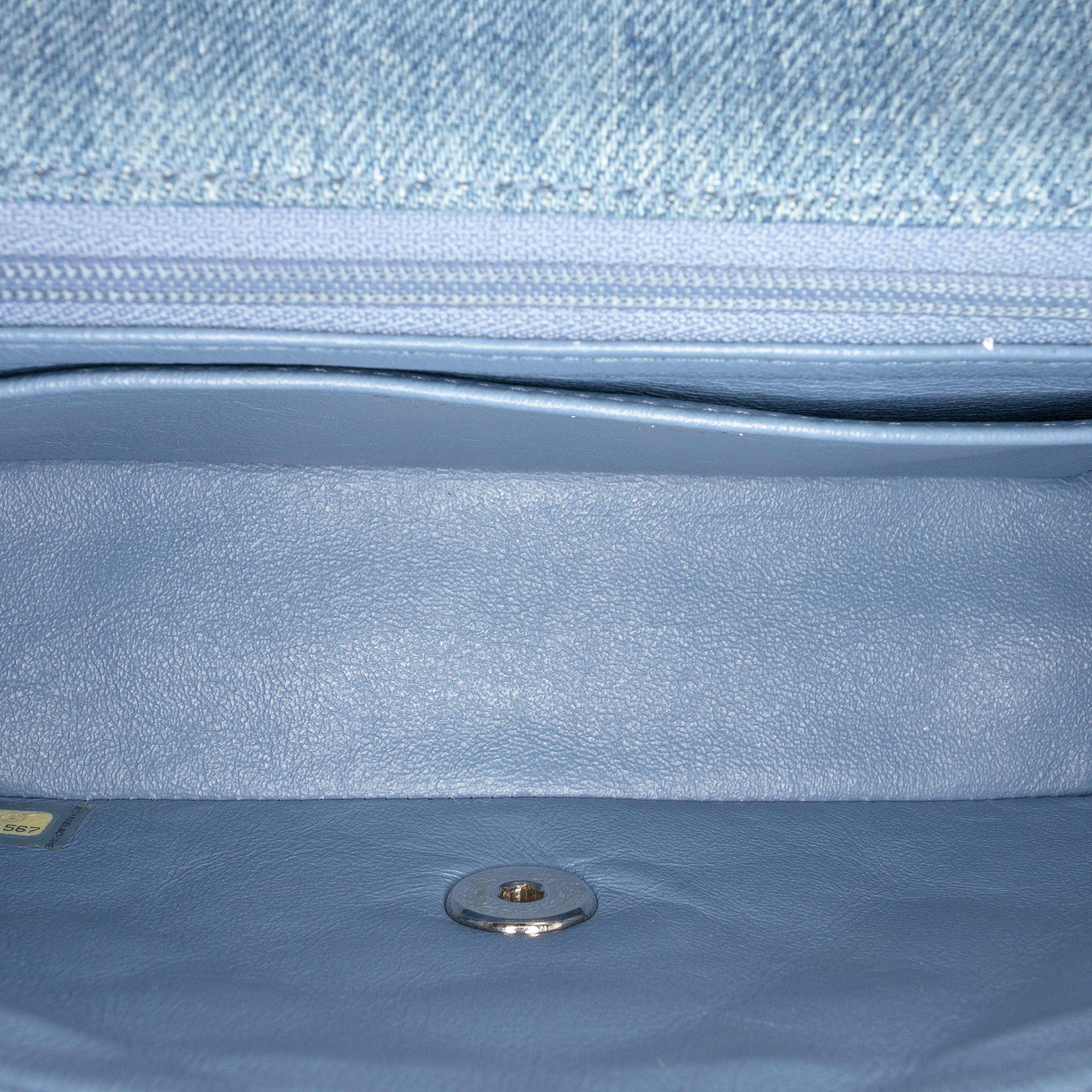 Chanel Mini Rectangular Classic Denim Braided Single Flap, från Luxclusif, i färgen denim. Klicka för att öppna bilden i stort format