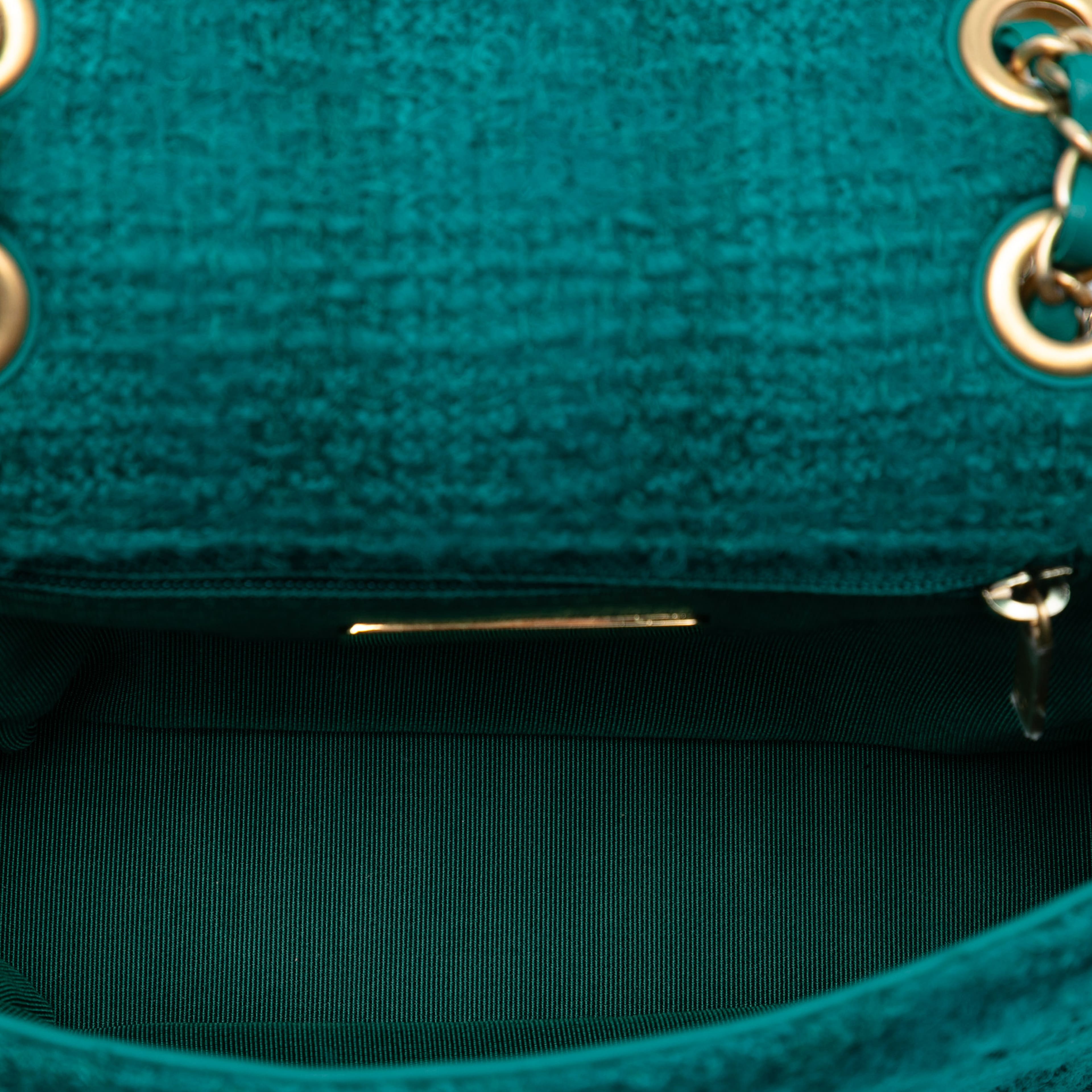 Chanel Small Wool Tweed Giant Logo Flap, från Luxclusif, i färgen peacock. Klicka för att öppna bilden i stort format