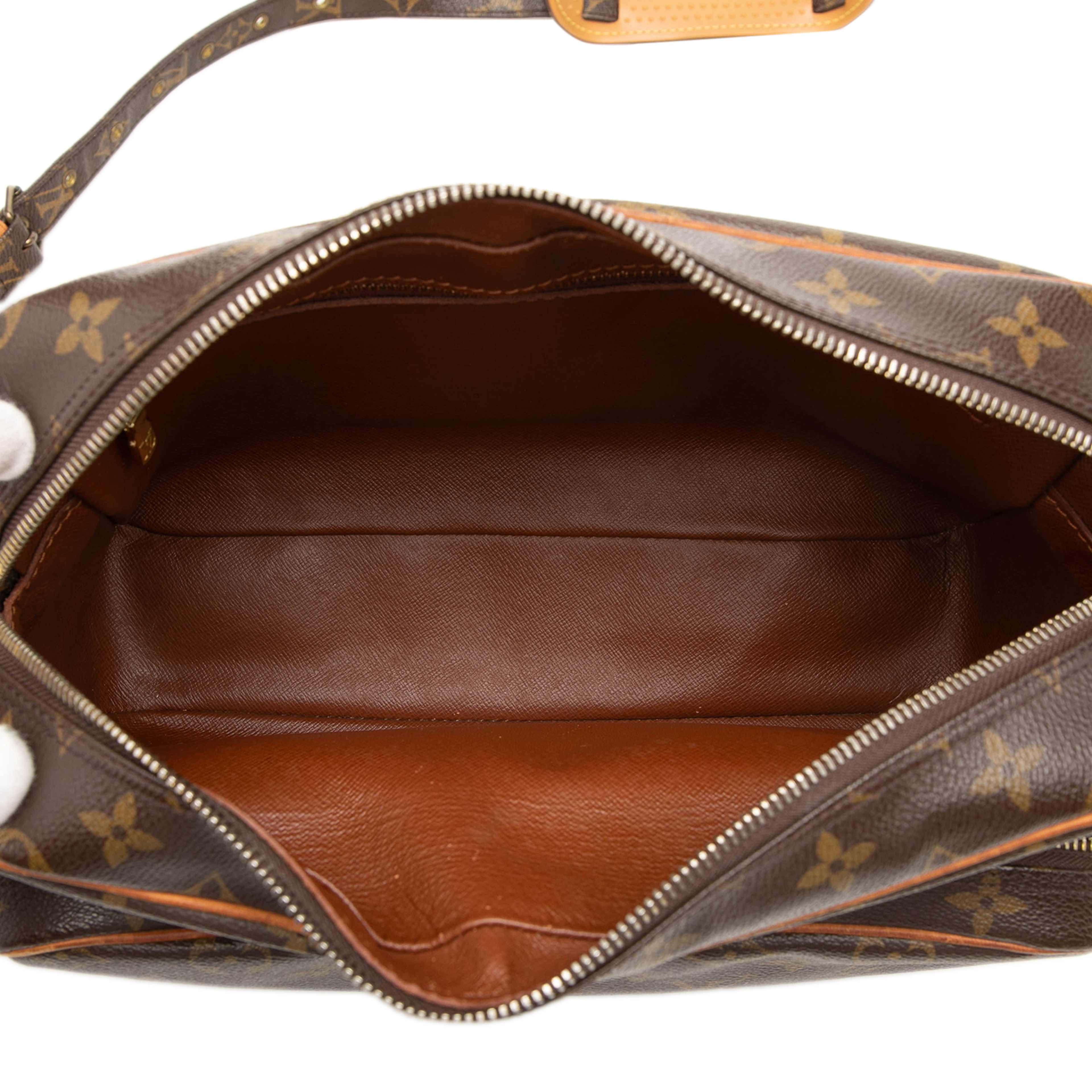 Louis Vuitton Monogram Nil Crossbody, från Luxclusif, i färgen brun. Klicka för att öppna bilden i stort format