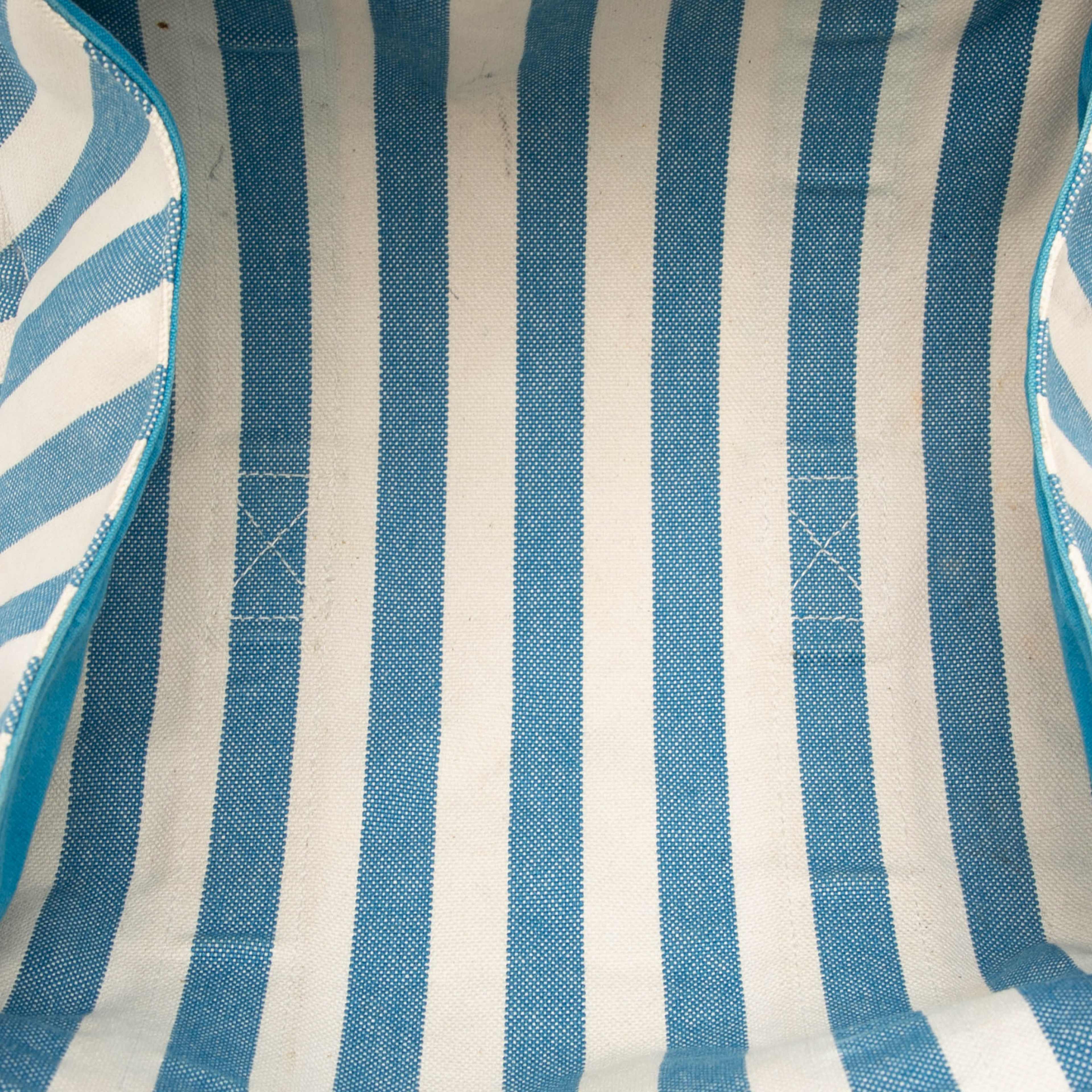 Hermès Toile Cannes Pm, från Luxclusif, i färgen blå. Klicka för att öppna bilden i stort format