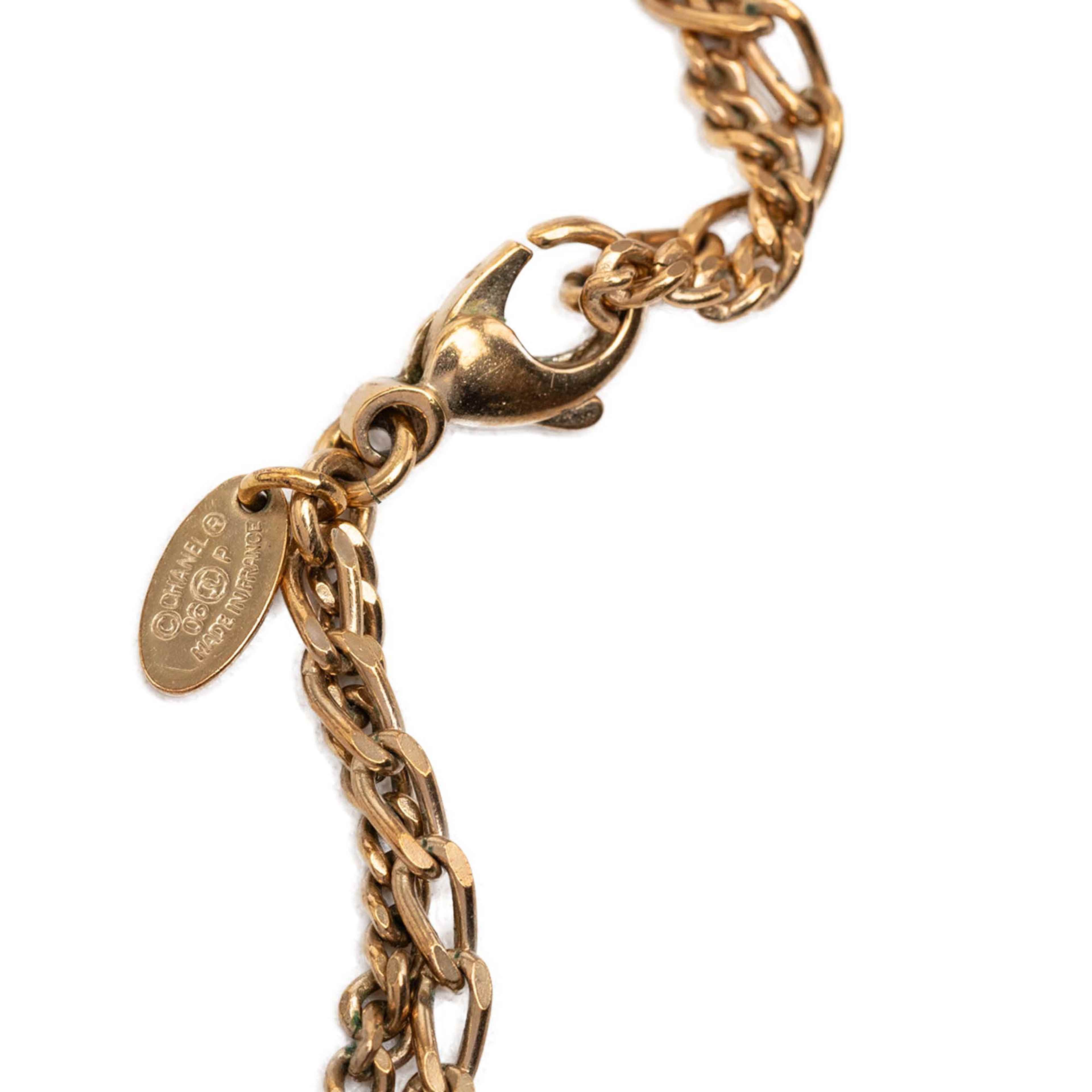 Chanel Cc Gold Plated Textured Pendant Double Chain Necklace, från Luxclusif, i färgen gold. Klicka för att öppna bilden i stort format