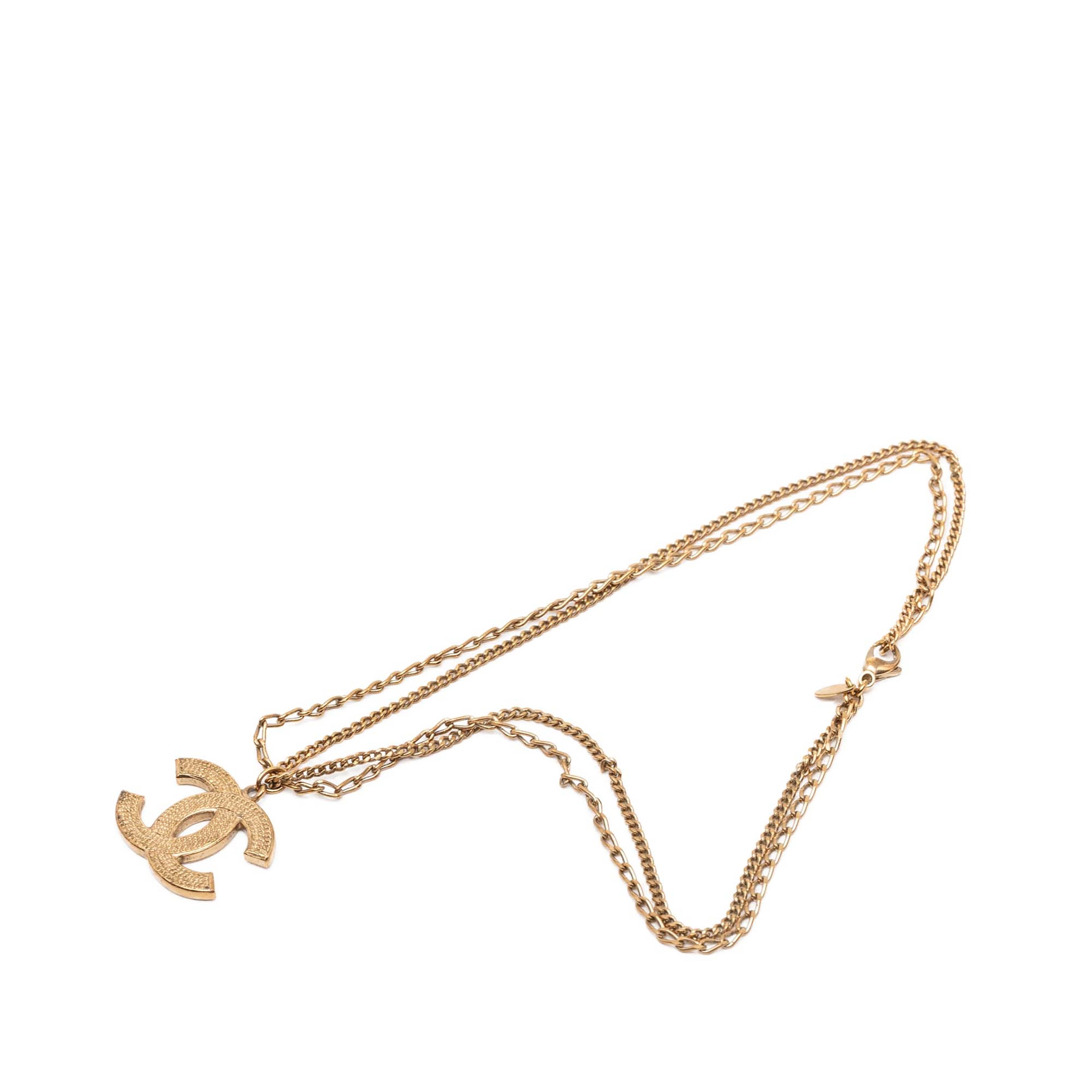 Chanel Cc Gold Plated Textured Pendant Double Chain Necklace, från Luxclusif, i färgen gold. Klicka för att öppna bilden i stort format