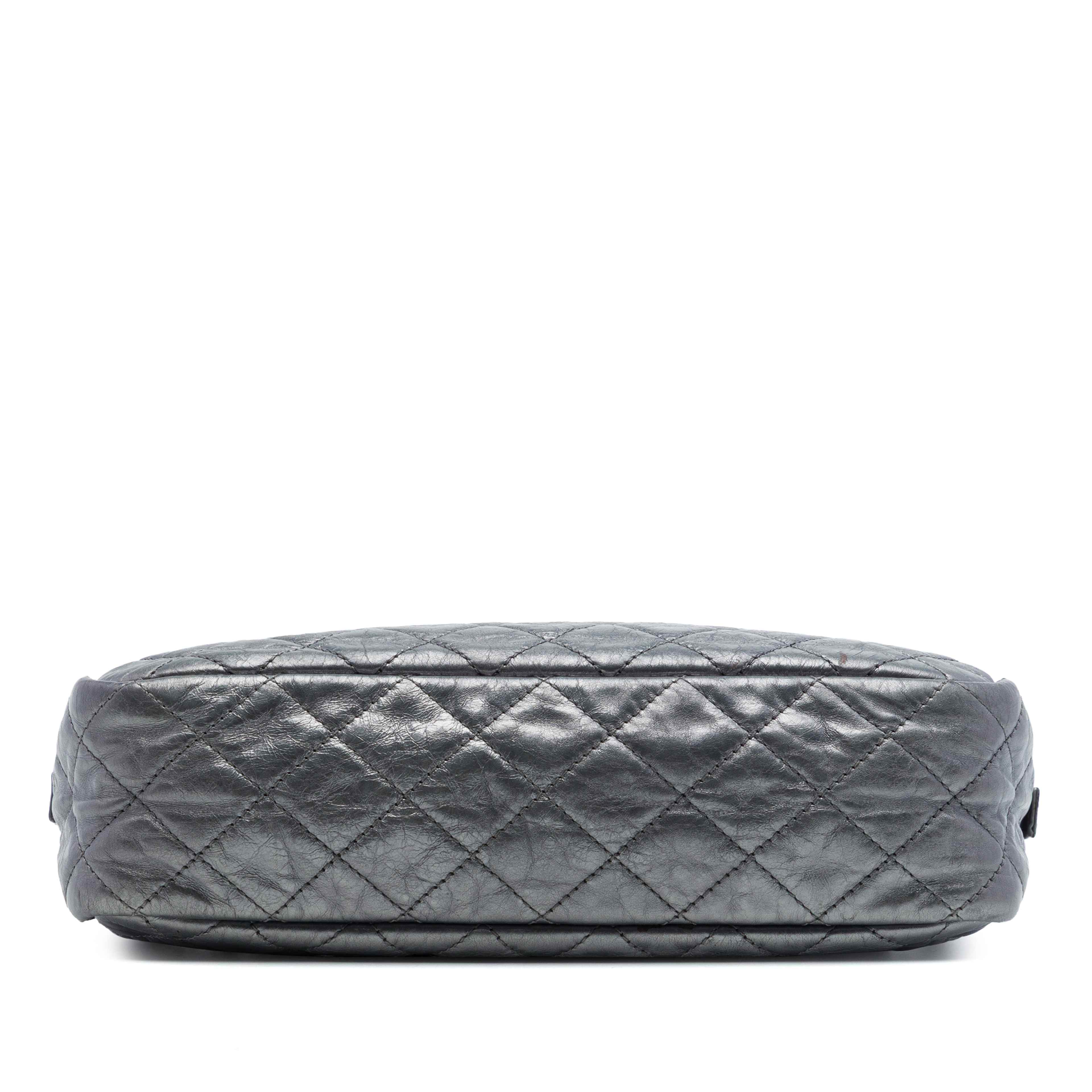 Chanel Large Quilted Calfskin Reissue 2.55 Camera Bag, från Luxclusif, i färgen grå. Klicka för att öppna bilden i stort format