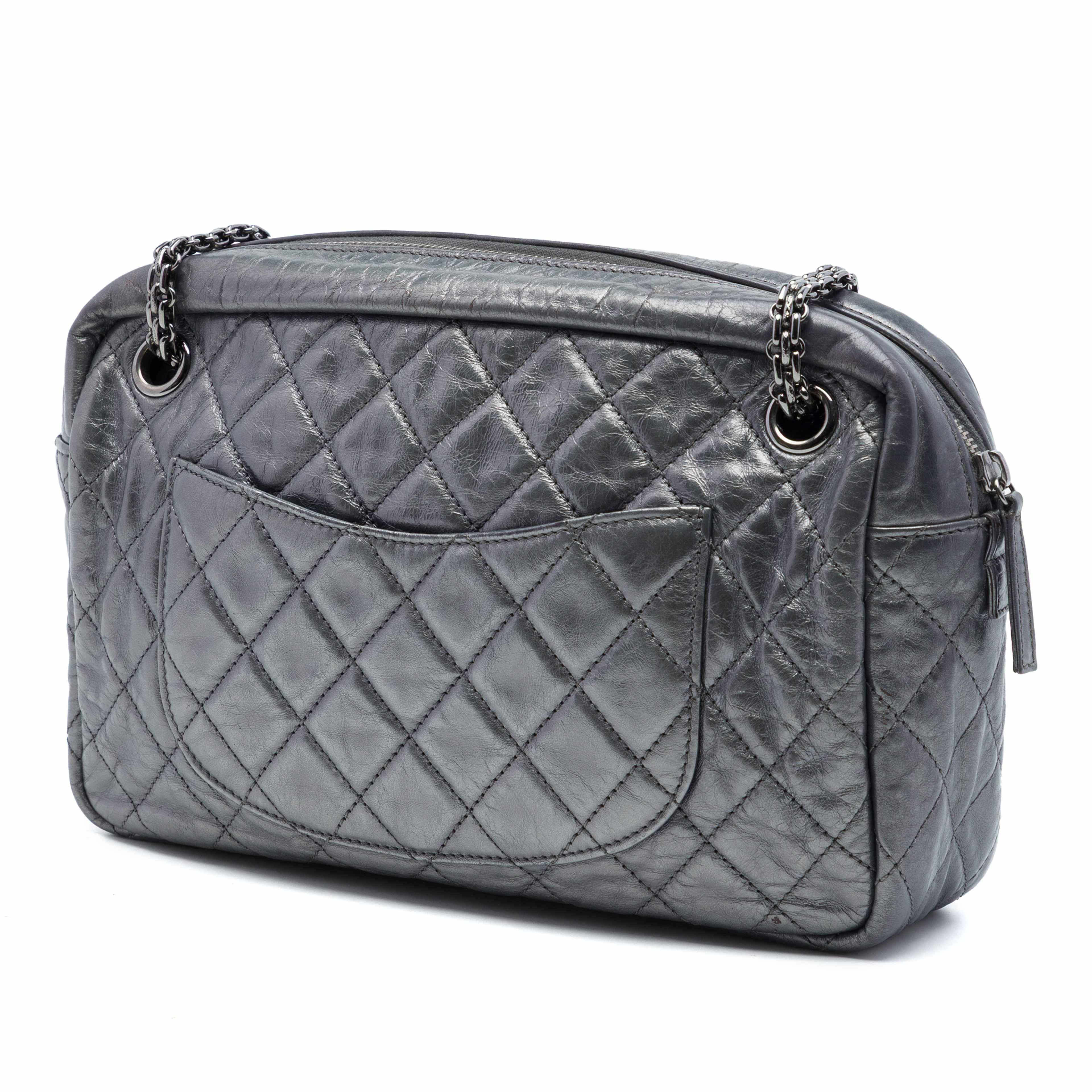Chanel Large Quilted Calfskin Reissue 2.55 Camera Bag, från Luxclusif, i färgen grå. Klicka för att öppna bilden i stort format