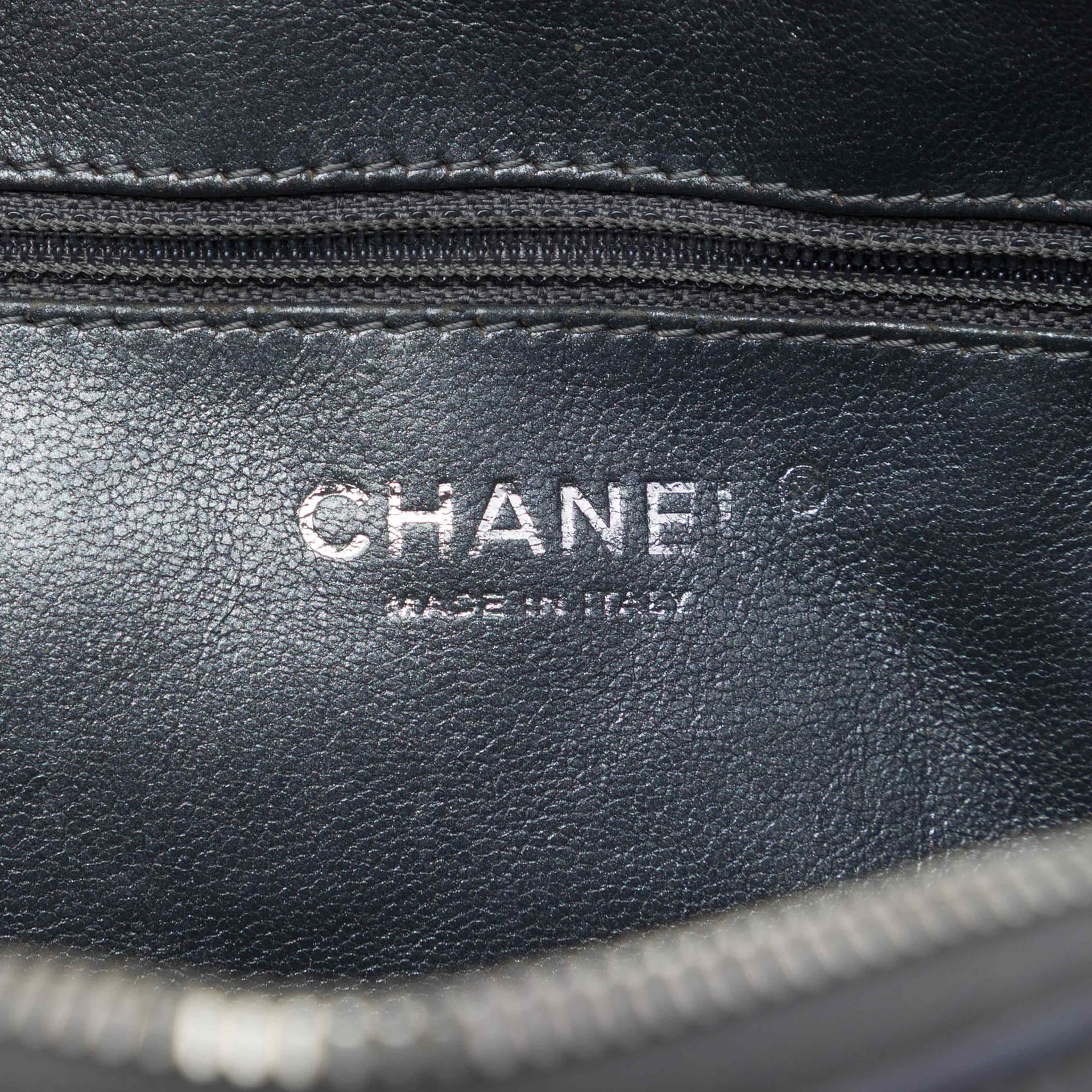 Chanel Large Quilted Calfskin Reissue 2.55 Camera Bag, från Luxclusif, i färgen grå. Klicka för att öppna bilden i stort format