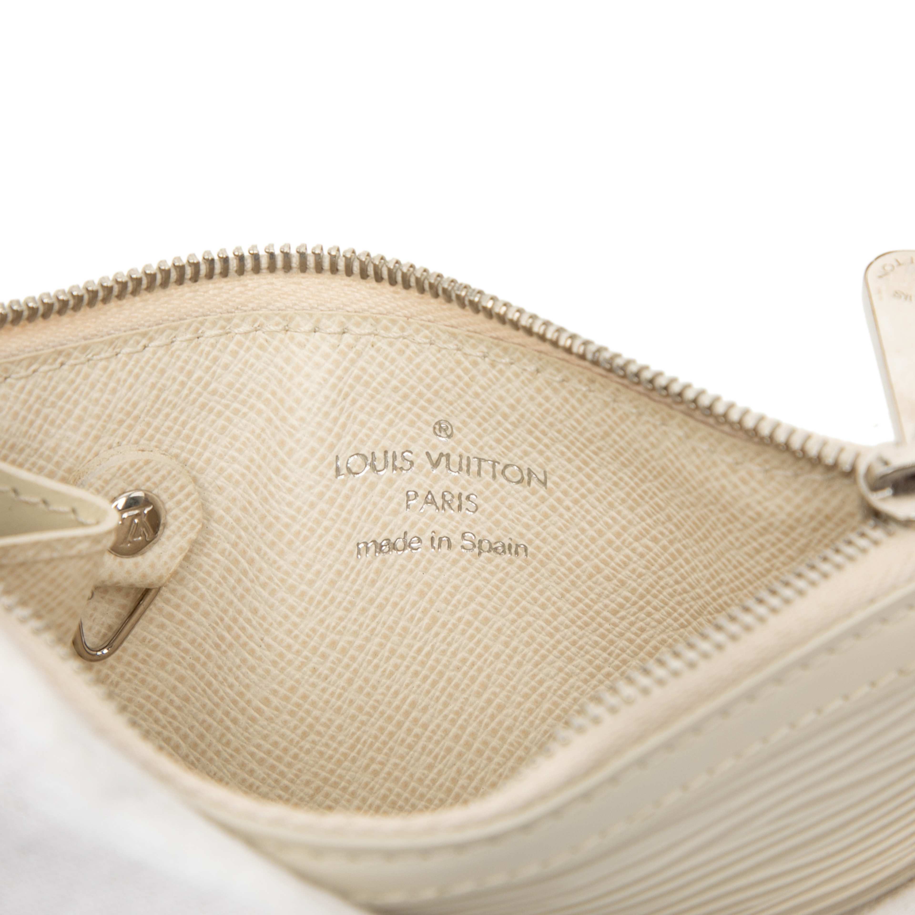 Louis Vuitton Epi Pochette Cles, från Luxclusif, i färgen white. Klicka för att öppna bilden i stort format