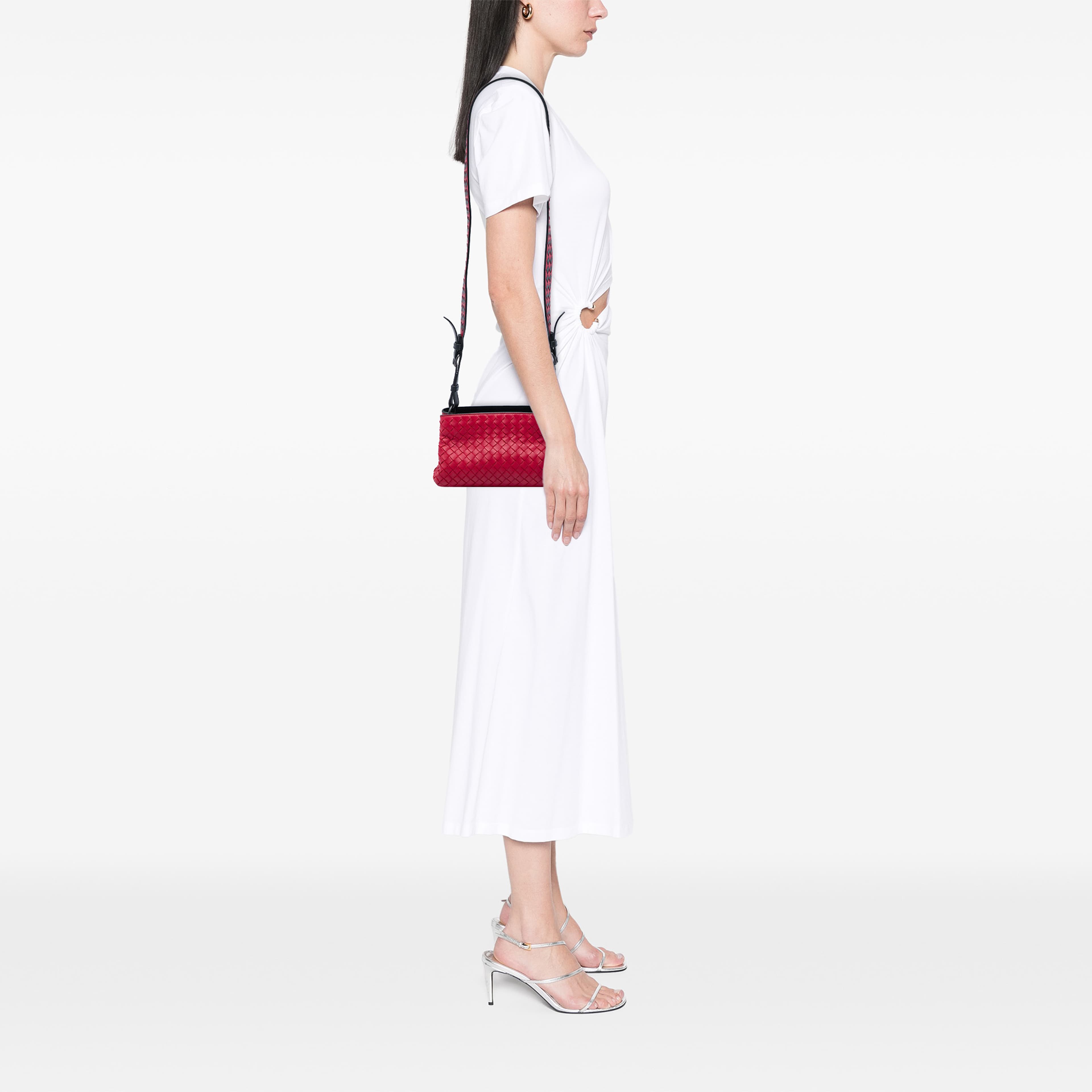 Bottega Veneta Nappa Intrecciato Double Zip Crossbody, från Luxclusif, i färgen röd. Klicka för att öppna bilden i stort format