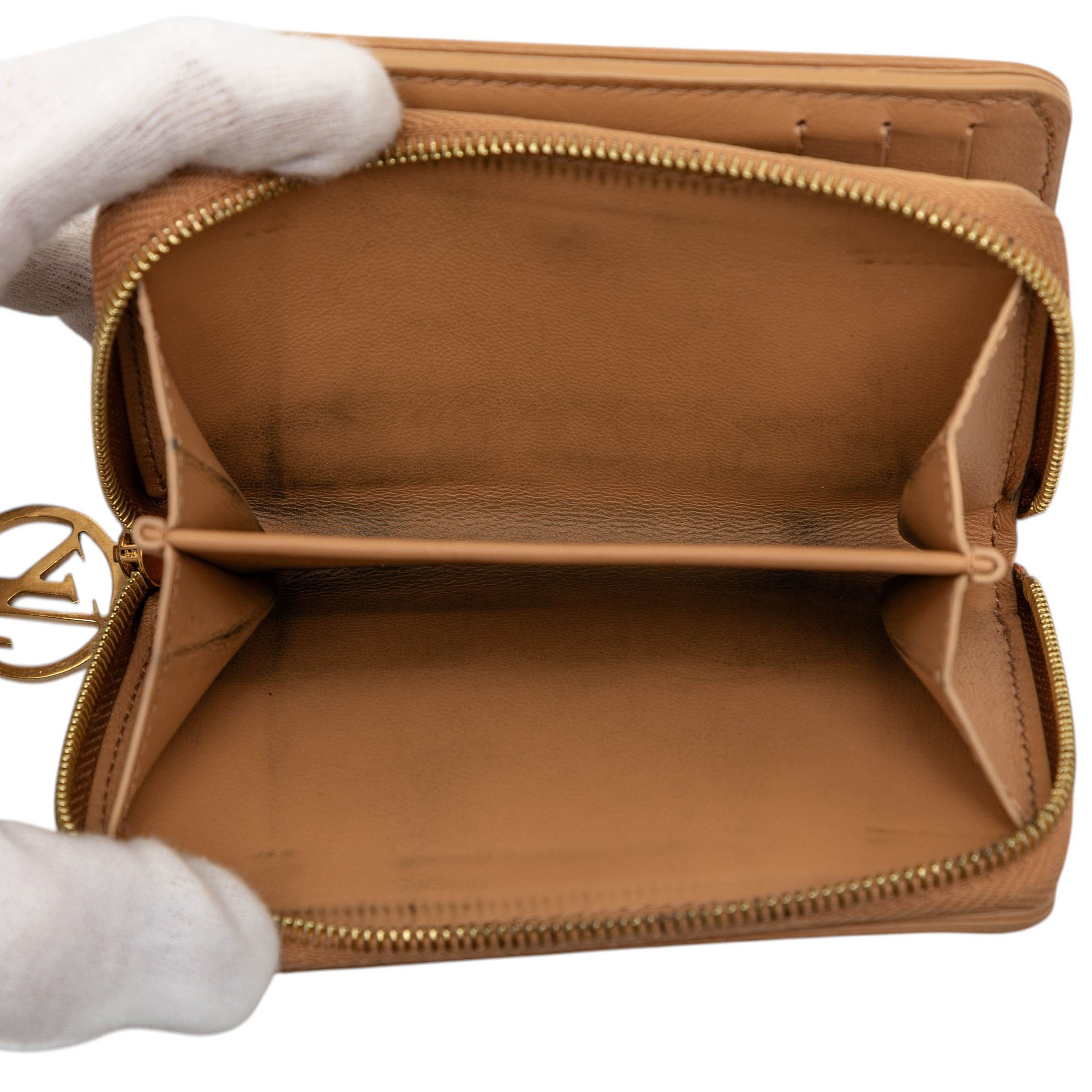 Louis Vuitton Monogram Embossed Lambskin Lou Coussin Wallet, från Luxclusif, i färgen camel. Klicka för att öppna bilden i stort format