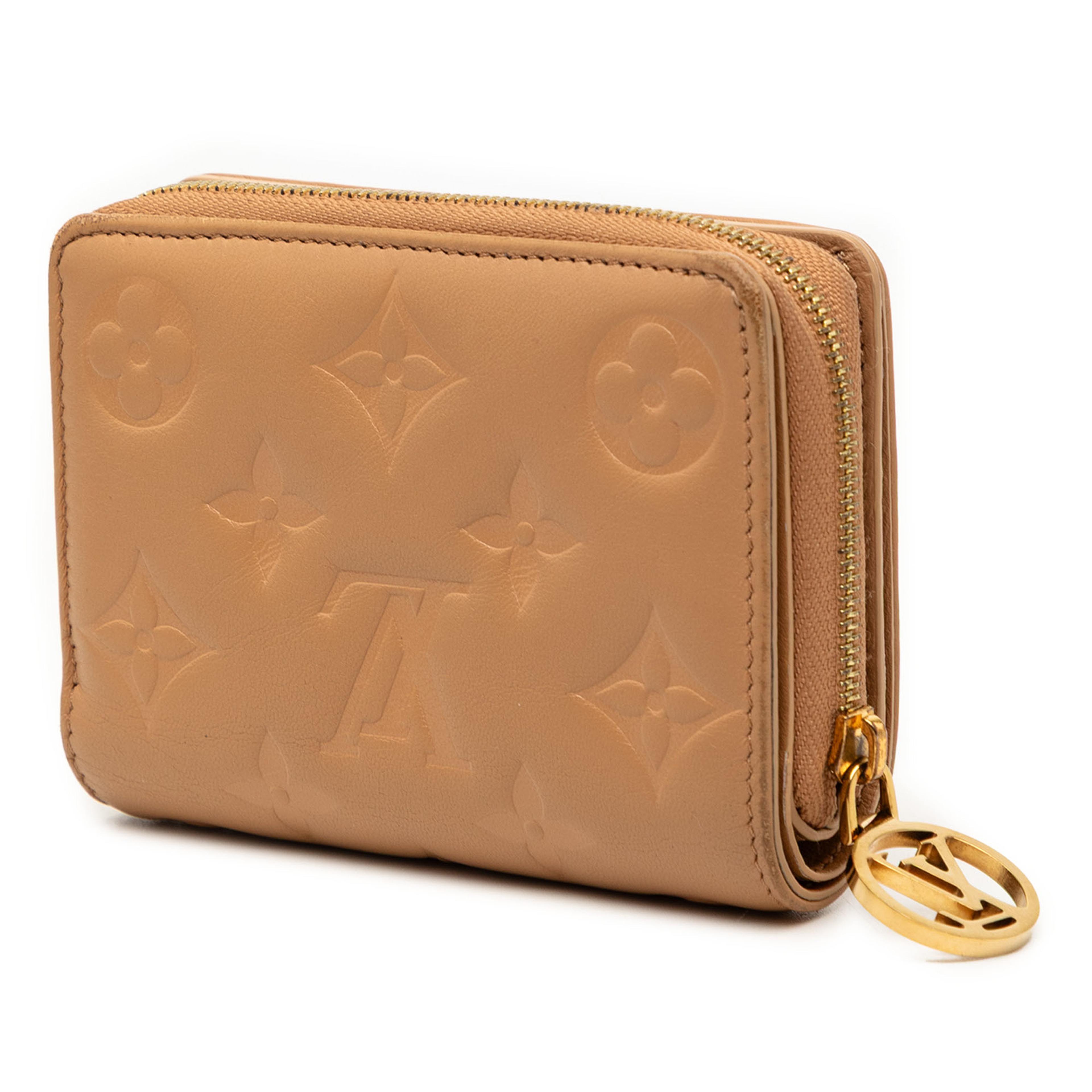 Louis Vuitton Monogram Embossed Lambskin Lou Coussin Wallet, från Luxclusif, i färgen camel. Klicka för att öppna bilden i stort format