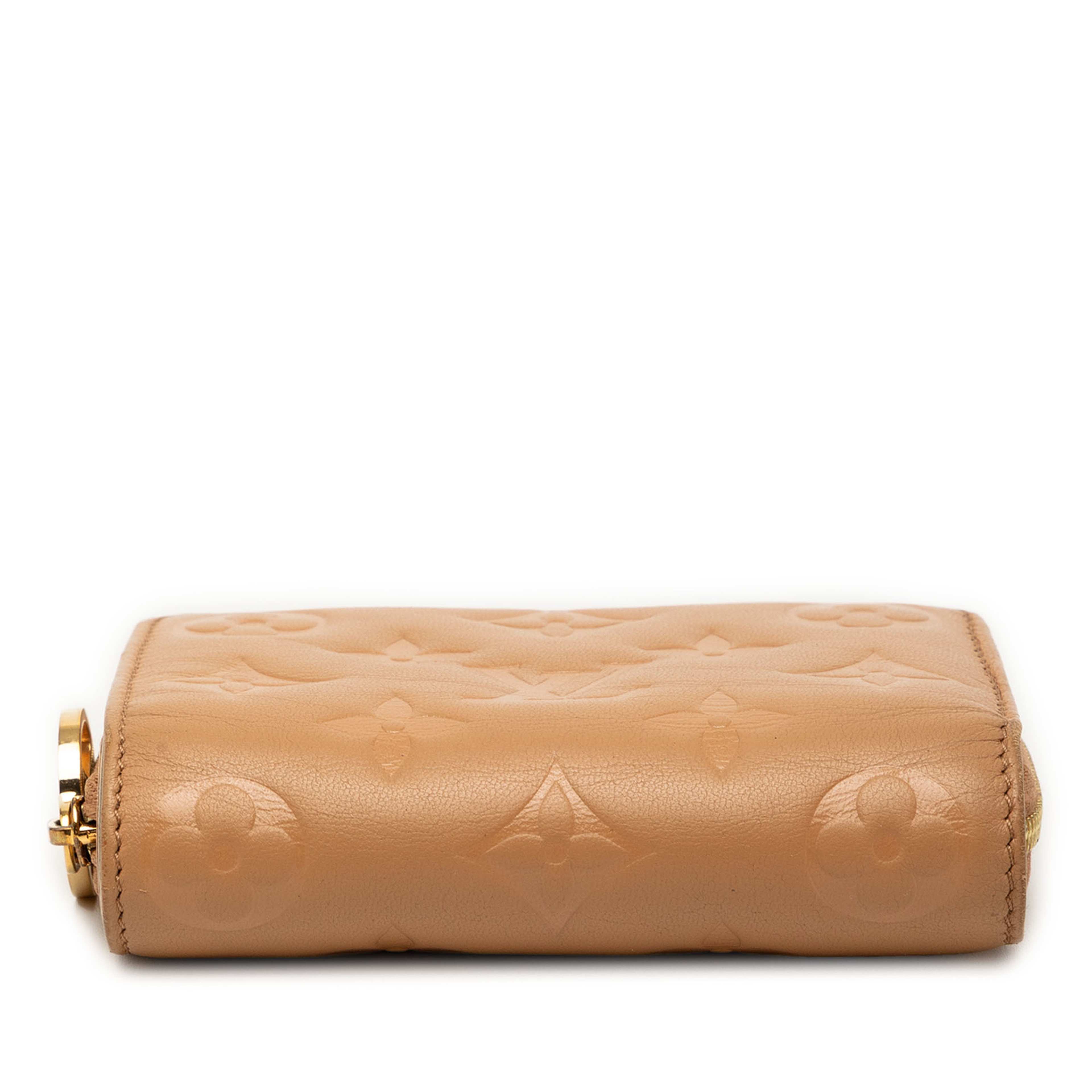 Louis Vuitton Monogram Embossed Lambskin Lou Coussin Wallet, från Luxclusif, i färgen brun. Klicka för att öppna bilden i stort format