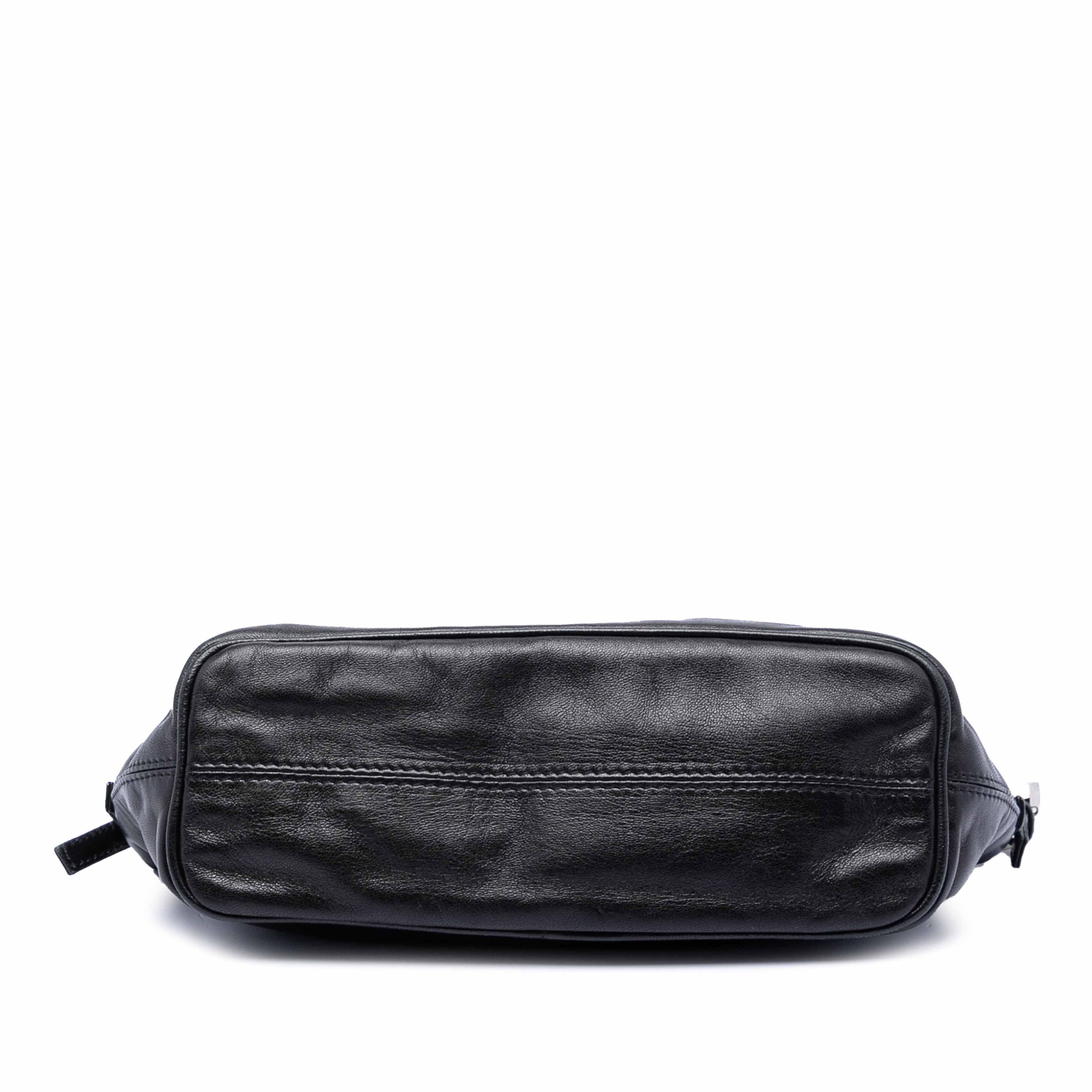 Fendi Leather Ff Baguette Shoulder Bag, från Luxclusif, i färgen black. Klicka för att öppna bilden i stort format