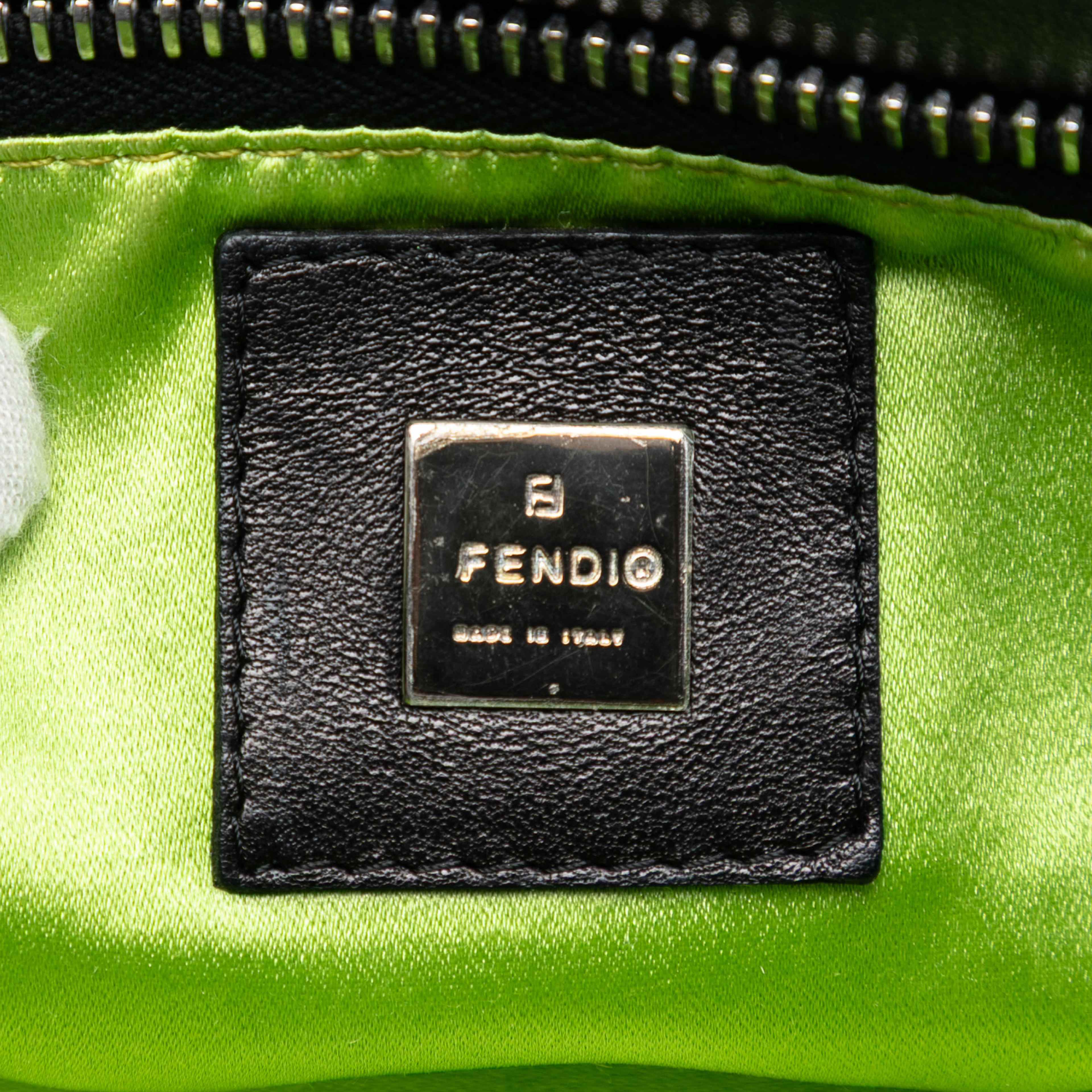 Fendi Leather Ff Baguette Shoulder Bag, från Luxclusif, i färgen black. Klicka för att öppna bilden i stort format