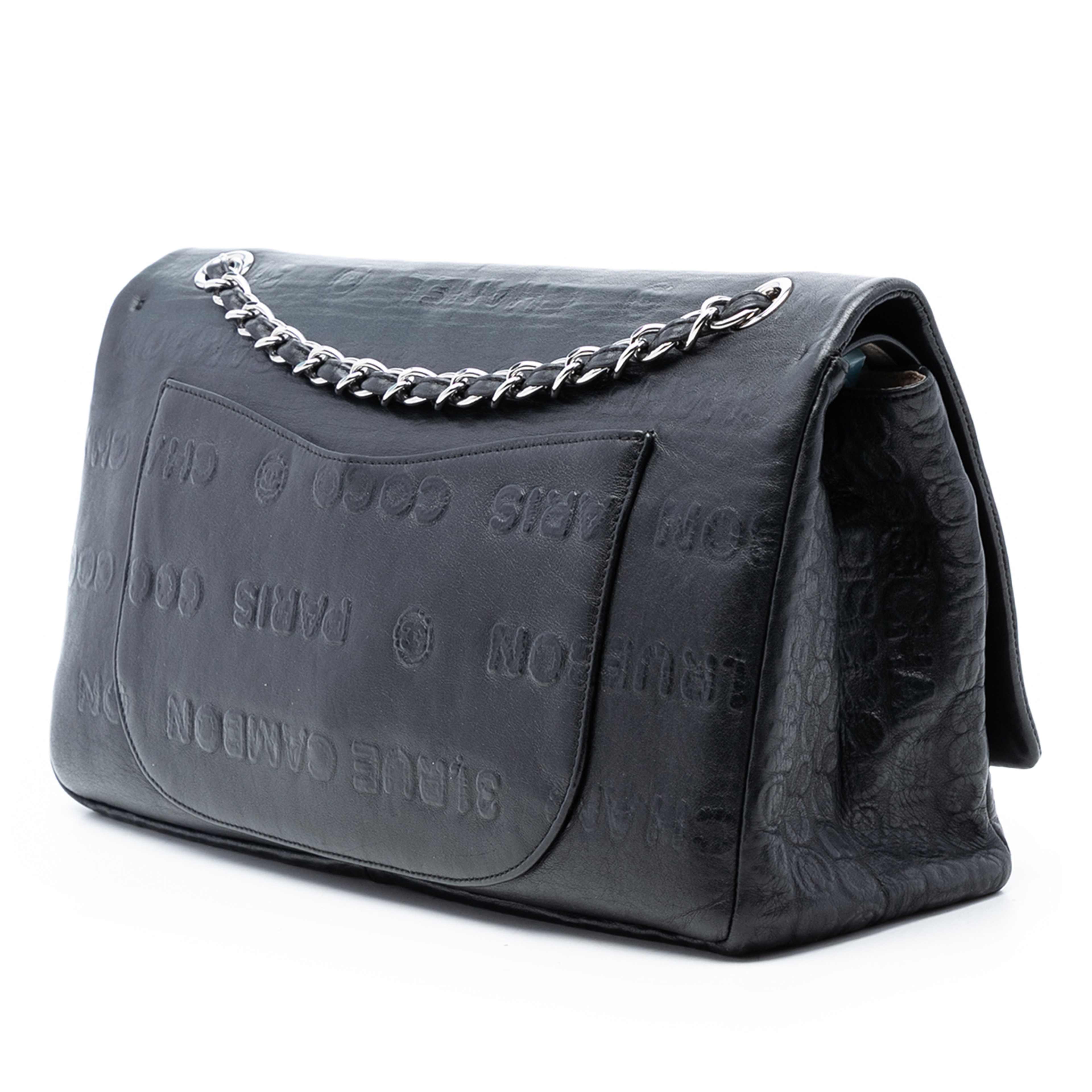 Chanel Maxi Embossed Calfskin 31 Rue Cambon Reissue 2.55 Double Flap, från Luxclusif, i färgen svart. Klicka för att öppna bilden i stort format