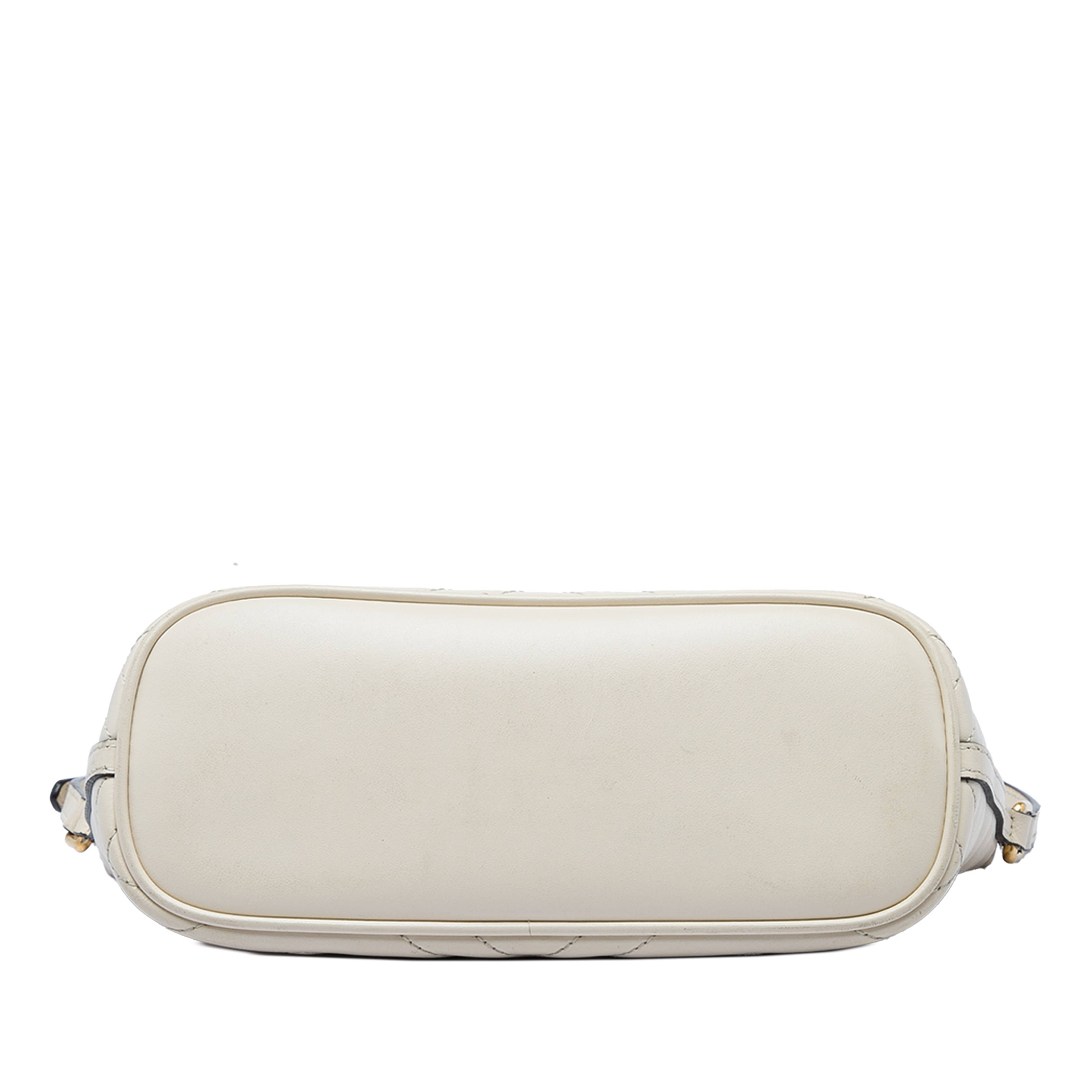 Gucci Gg Marmont Matelasse Calfskin Shoulder Bag, från Luxclusif, i färgen vit. Klicka för att öppna bilden i stort format