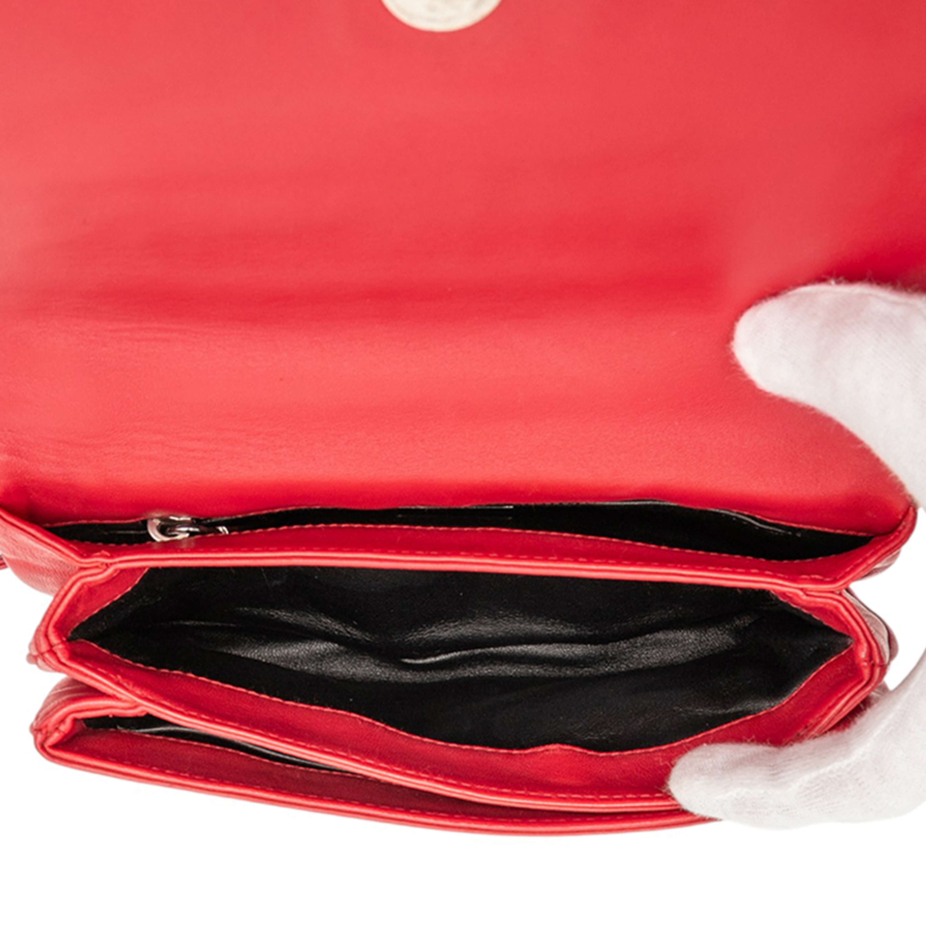 Prada Nappa Gaufre Shoulder Bag, från Luxclusif, i färgen red. Klicka för att öppna bilden i stort format