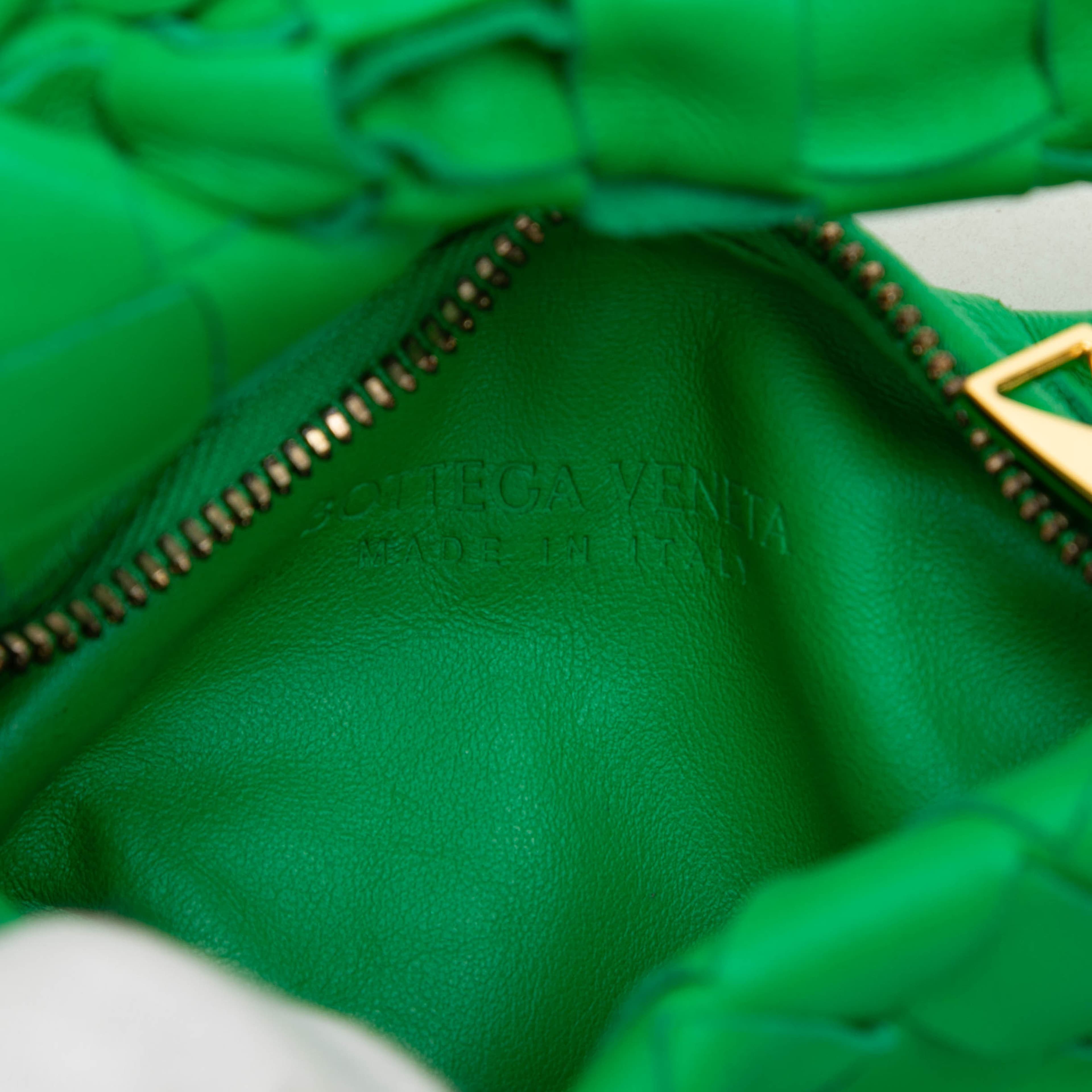 Bottega Veneta Candy Nappa Intrecciato Jodie, från Luxclusif, i färgen grön. Klicka för att öppna bilden i stort format