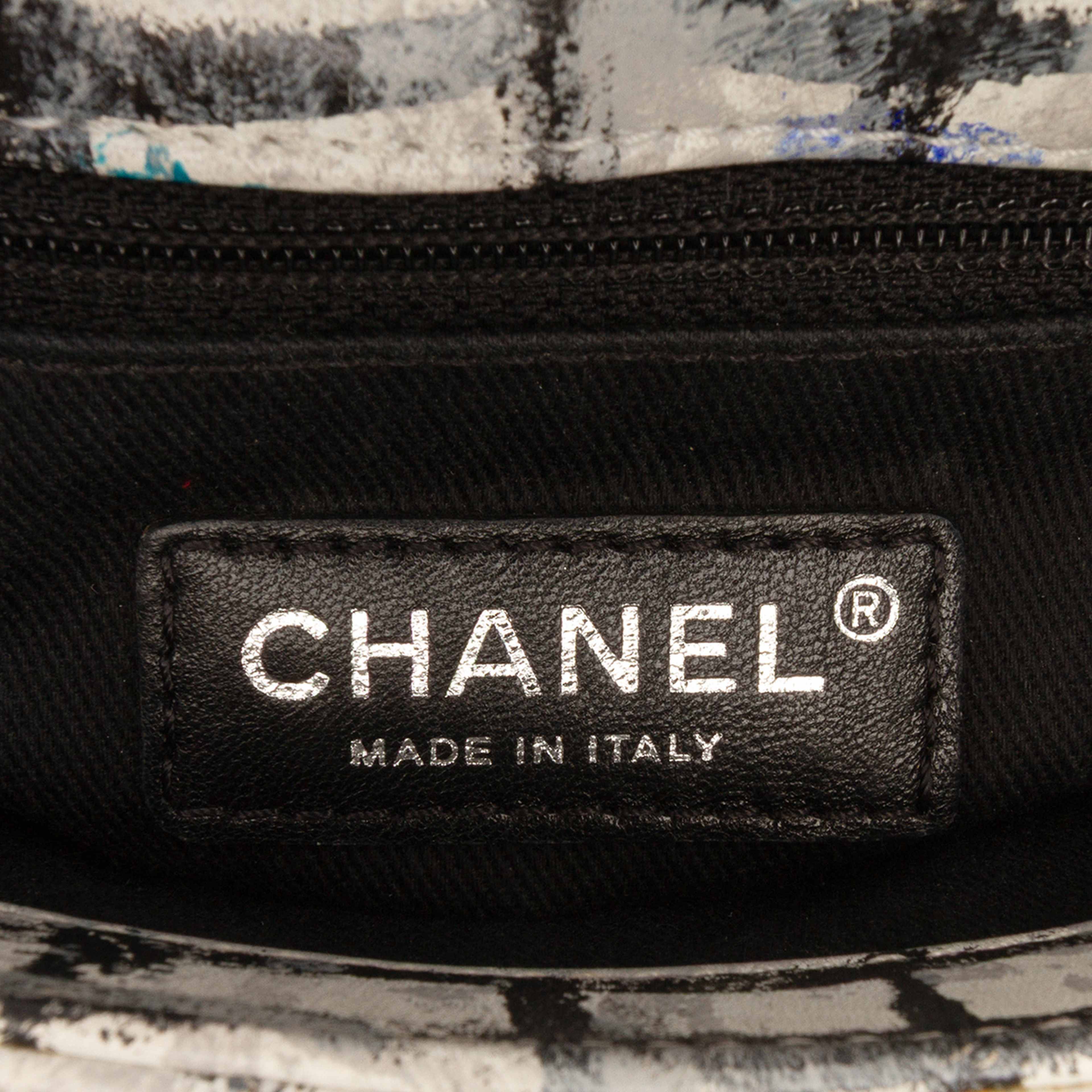 Chanel Mini Rectangular Calfskin Hand Painted Graffiti Flap, från Luxclusif, i färgen white. Klicka för att öppna bilden i stort format