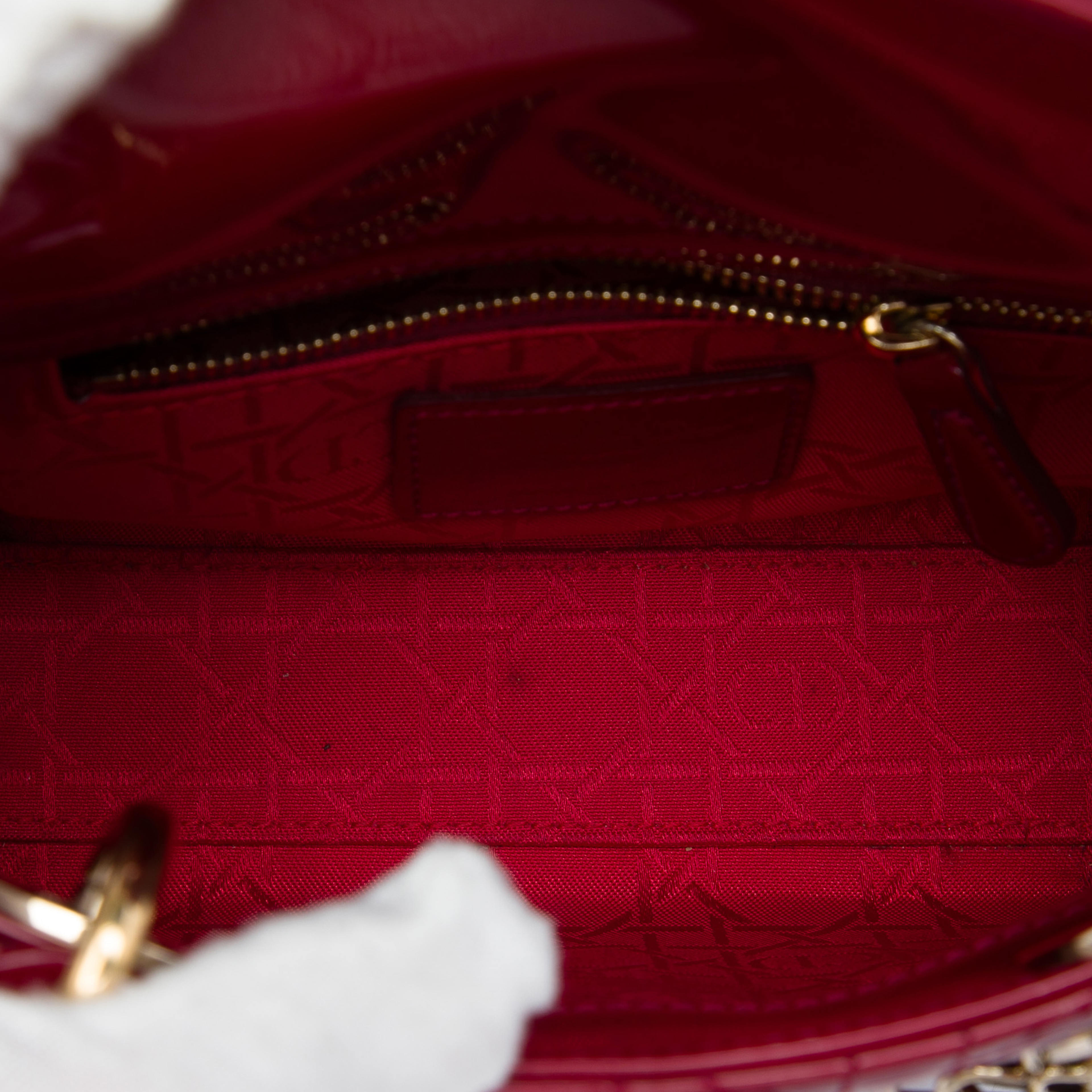 Dior Mini Patent Cannage Lady Dior, från Luxclusif, i färgen röd. Klicka för att öppna bilden i stort format