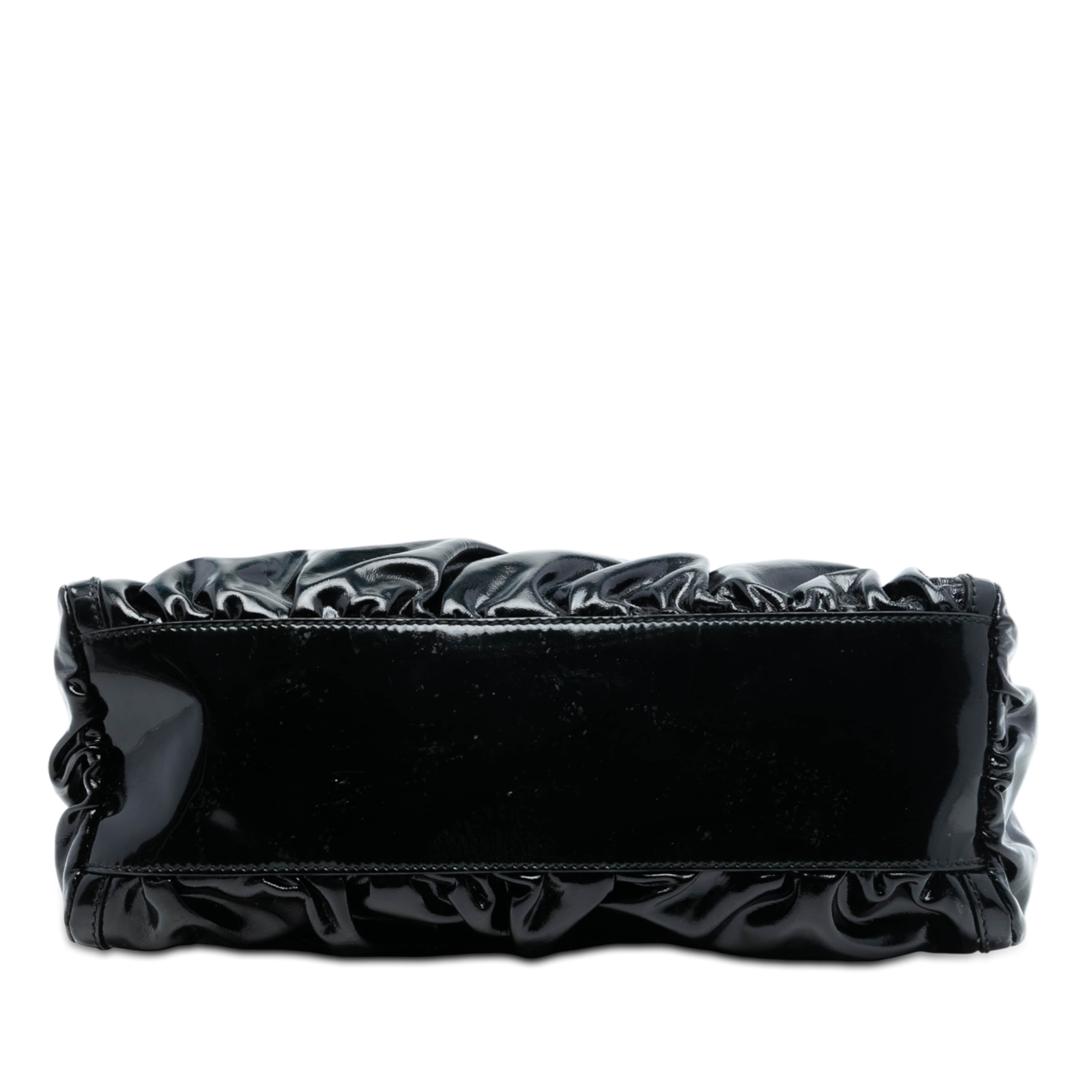 Gucci Patent Abbey D Ring Handbag, från Luxclusif, i färgen black. Klicka för att öppna bilden i stort format