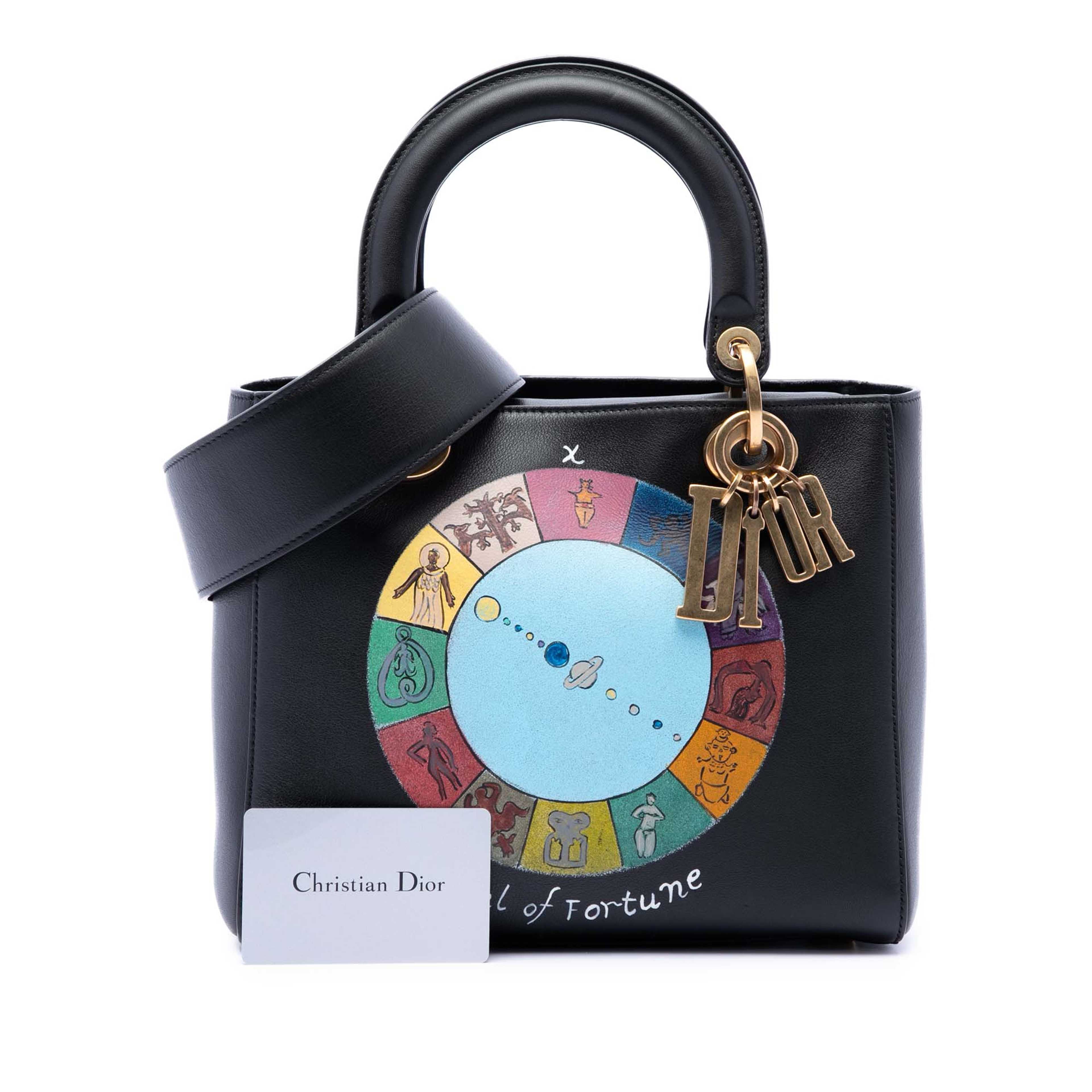 Dior Medium Calfskin Wheel Of Fortune Tarot Lady Dior, från Luxclusif, i färgen svart. Klicka för att öppna bilden i stort format