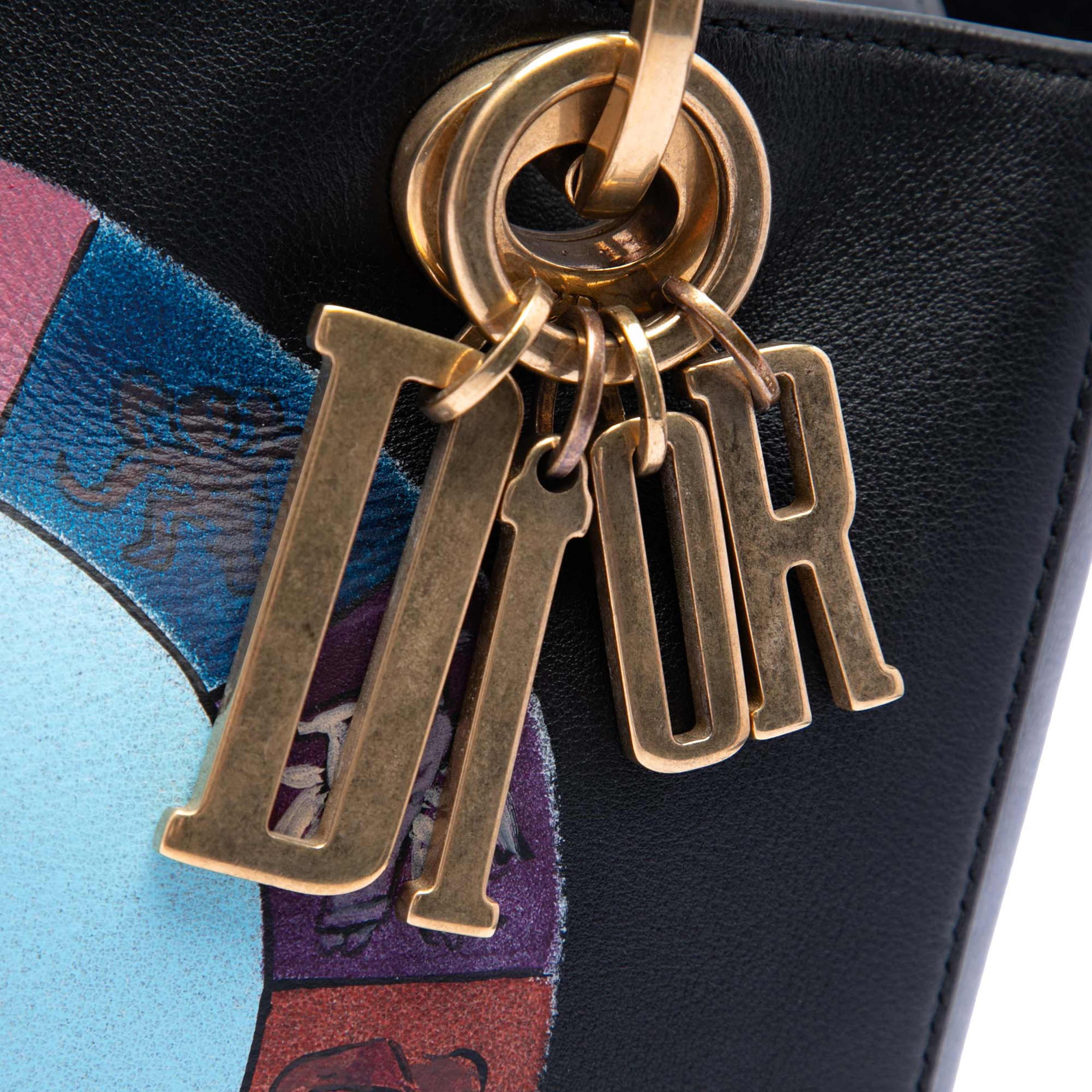 Dior Medium Calfskin Wheel Of Fortune Tarot Lady Dior, från Luxclusif, i färgen black. Klicka för att öppna bilden i stort format