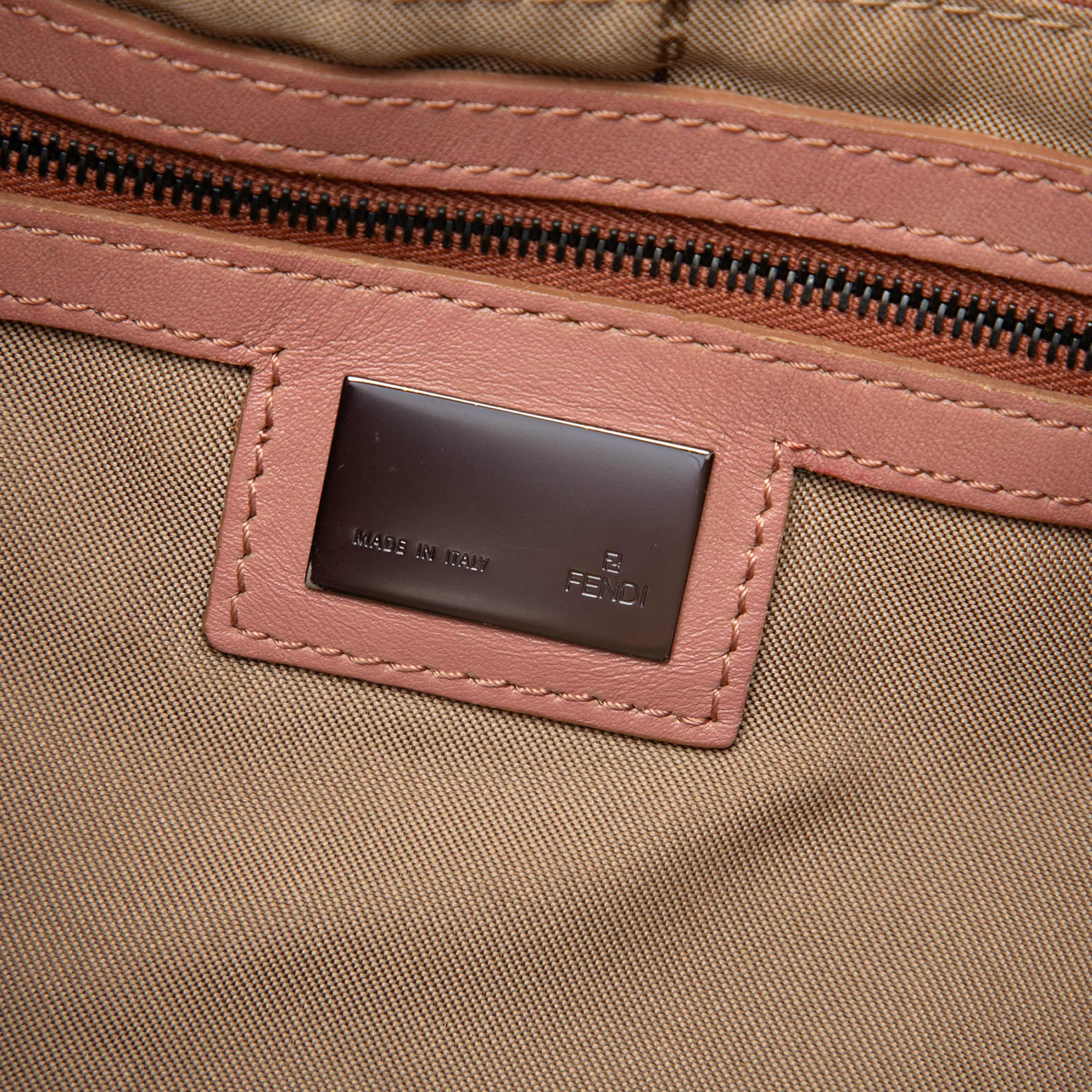 Fendi Zucchino Canvas Crossbody, från Luxclusif, i färgen rosa. Klicka för att öppna bilden i stort format