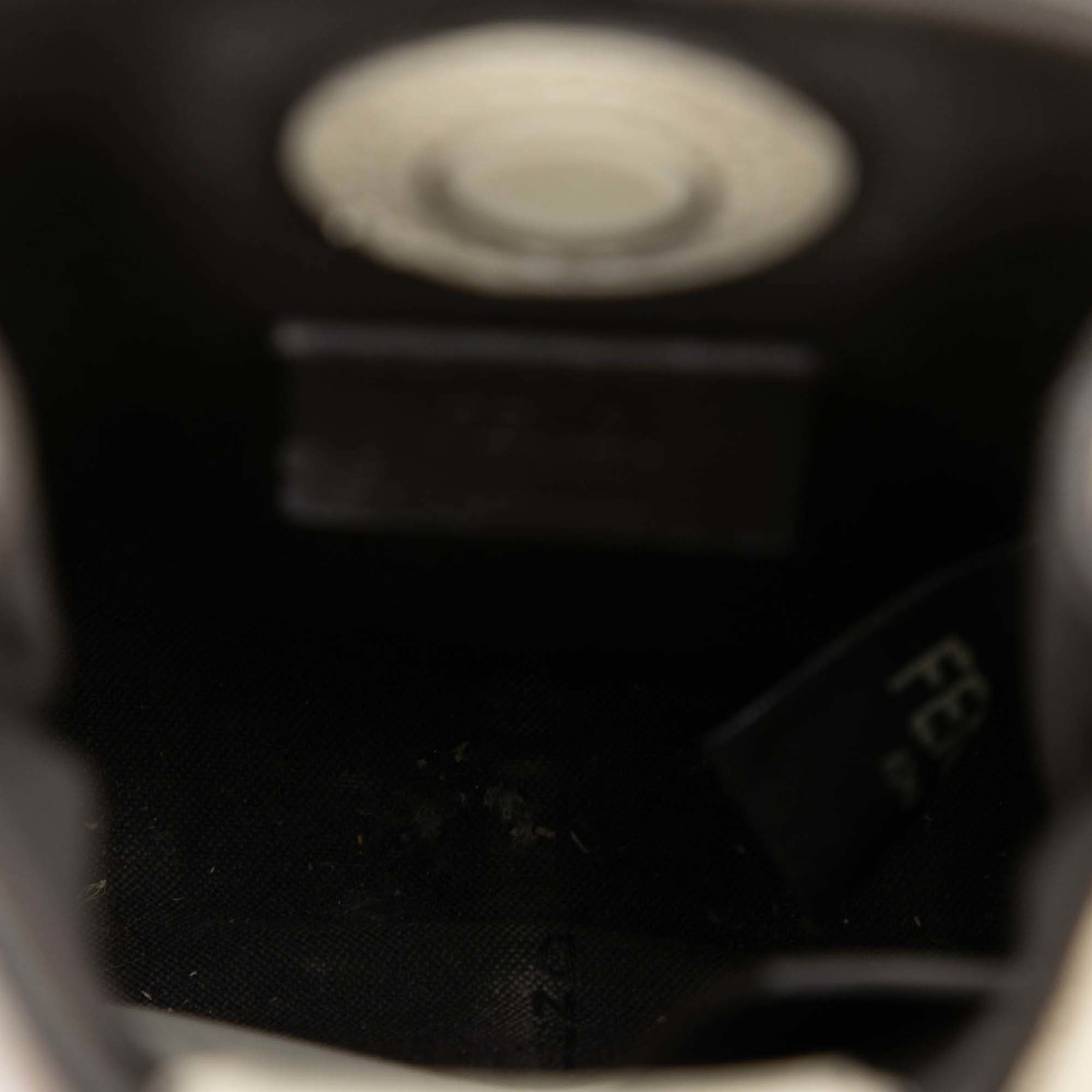 Fendi Leather Fendigraphy Phone Pouch, från Luxclusif, i färgen white. Klicka för att öppna bilden i stort format