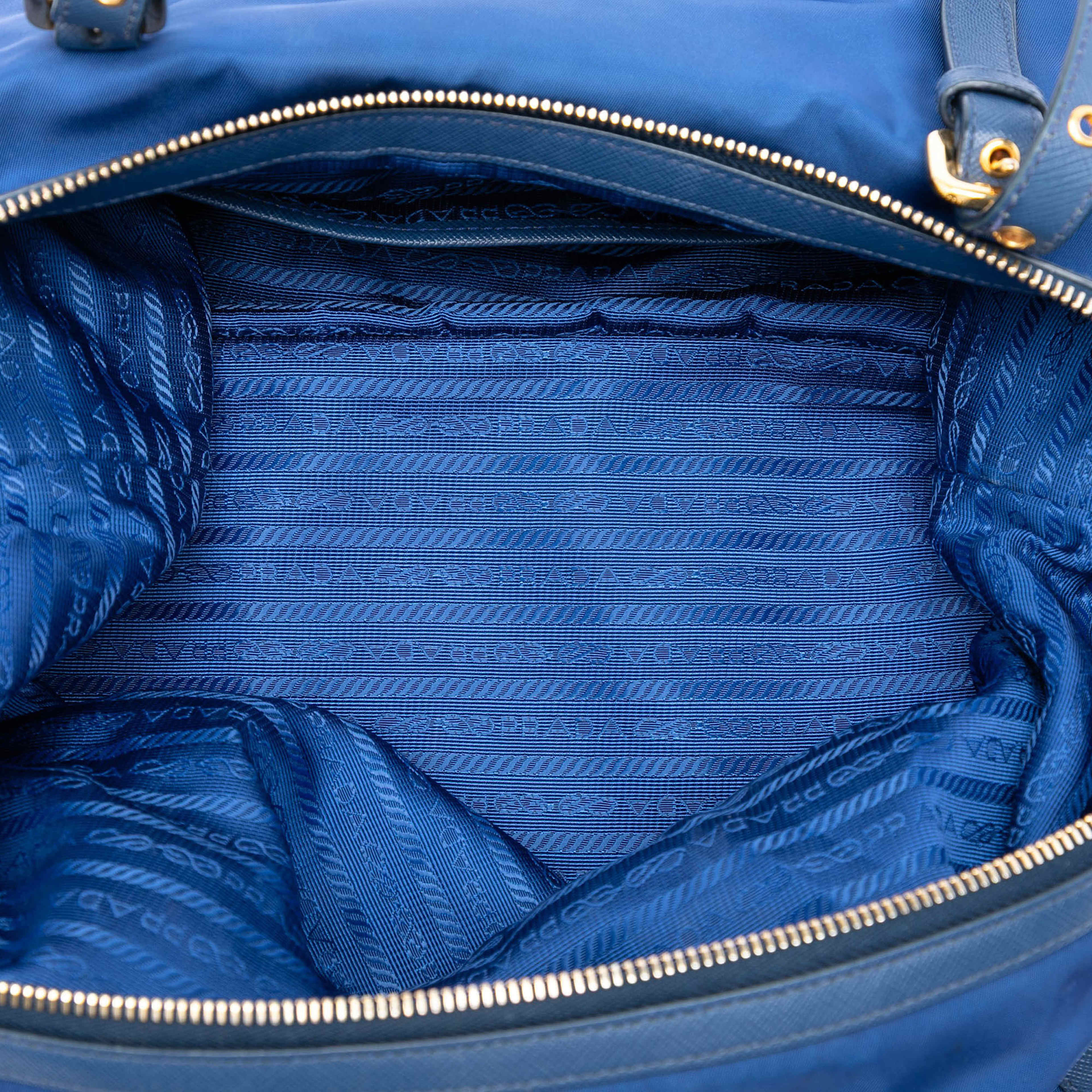Prada Saffiano Trimmed Tessuto Satchel, från Luxclusif, i färgen blue. Klicka för att öppna bilden i stort format