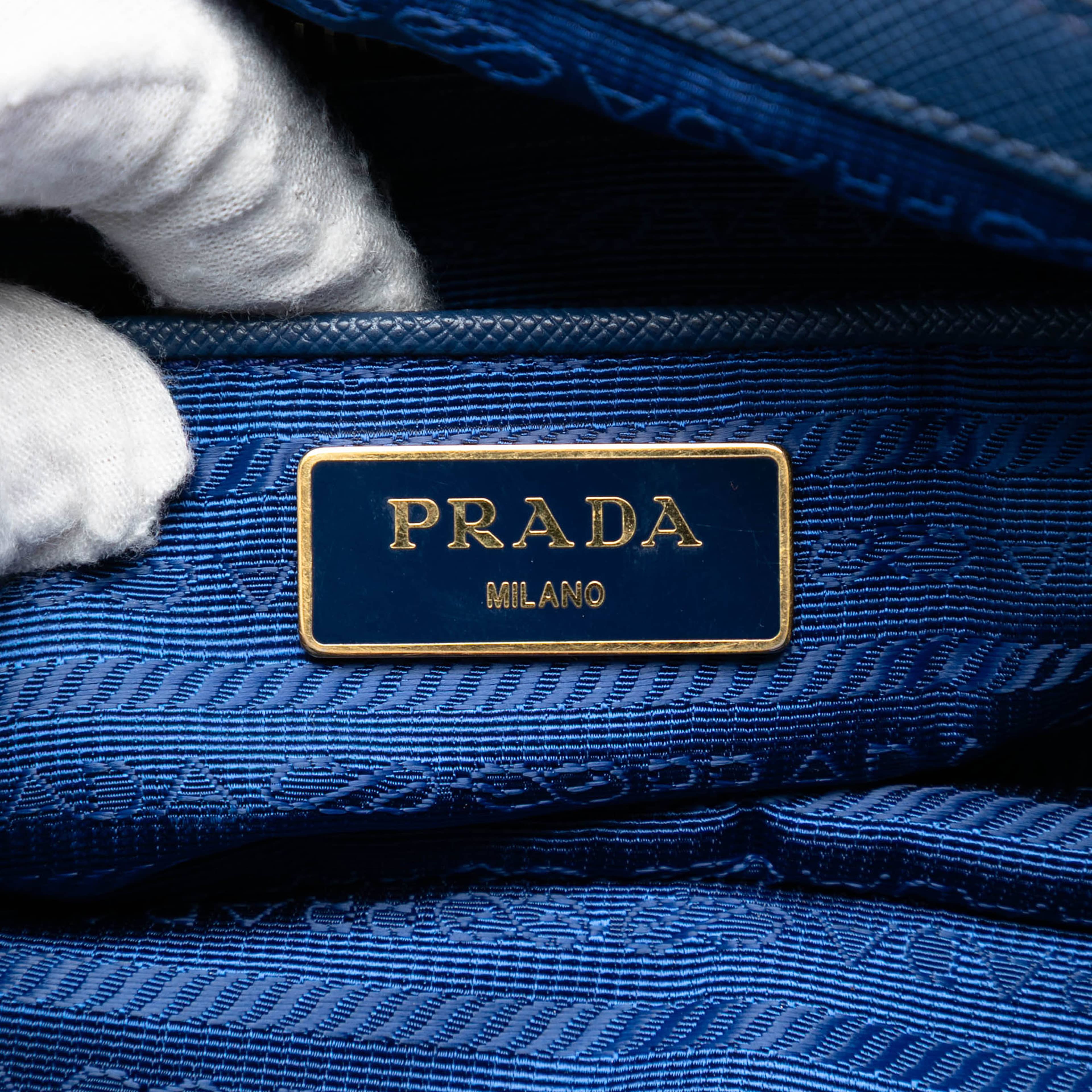 Prada Saffiano Trimmed Tessuto Satchel, från Luxclusif, i färgen blå. Klicka för att öppna bilden i stort format