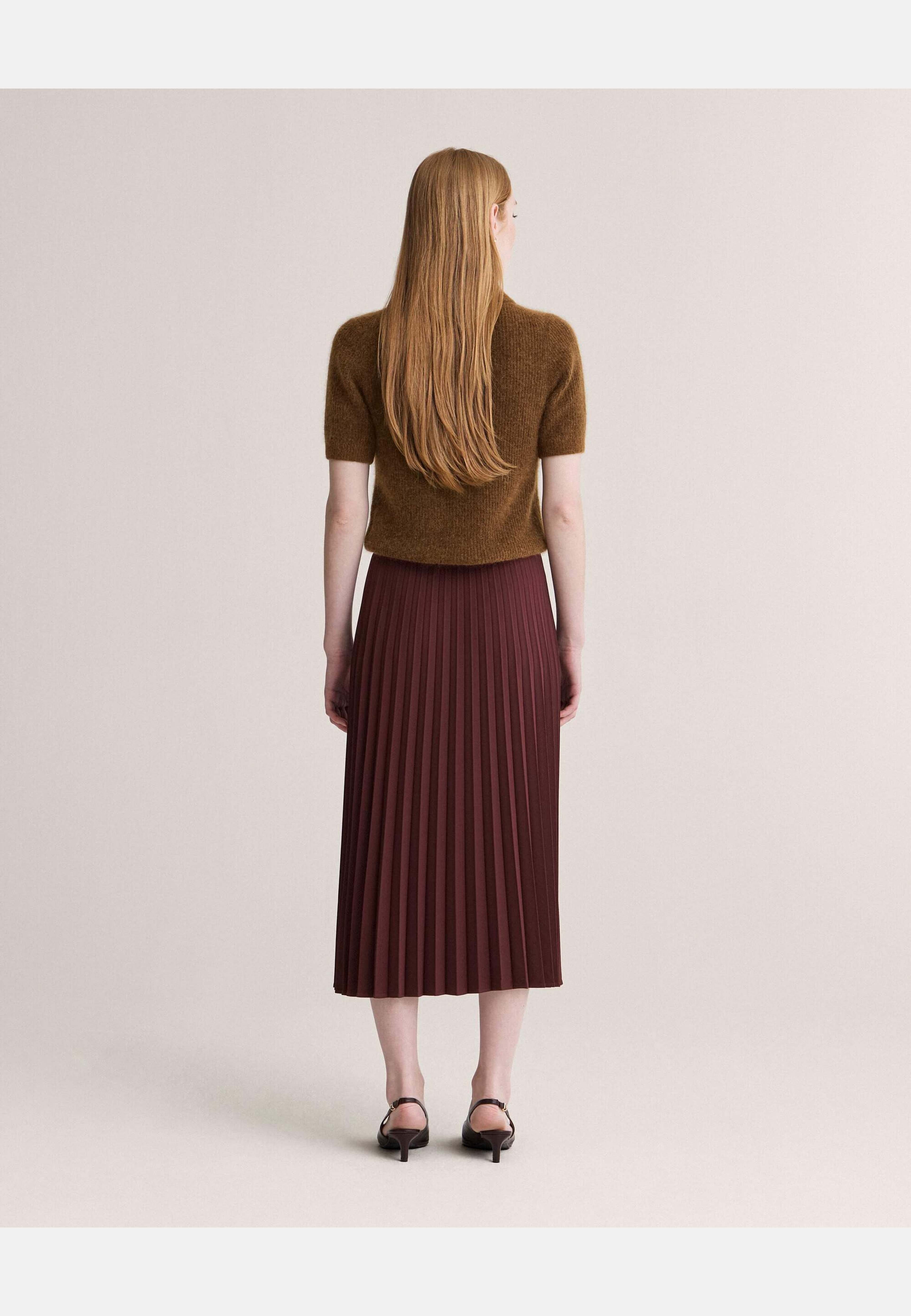 Gianna Skirt, från Newhouse, i färgen djup vinröd. Klicka för att öppna bilden i stort format