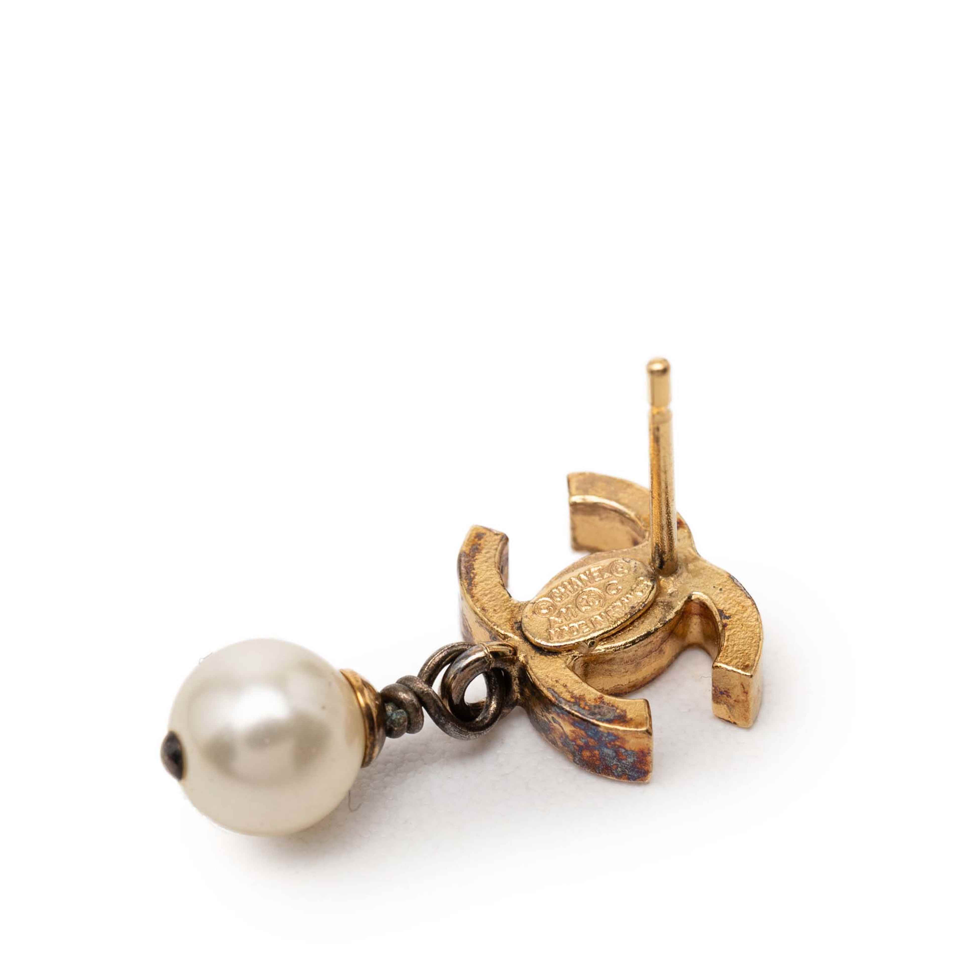 Chanel Cc Gold Plated Faux Pearl Drop Push Back Earrings, från Luxclusif, i färgen gold. Klicka för att öppna bilden i stort format