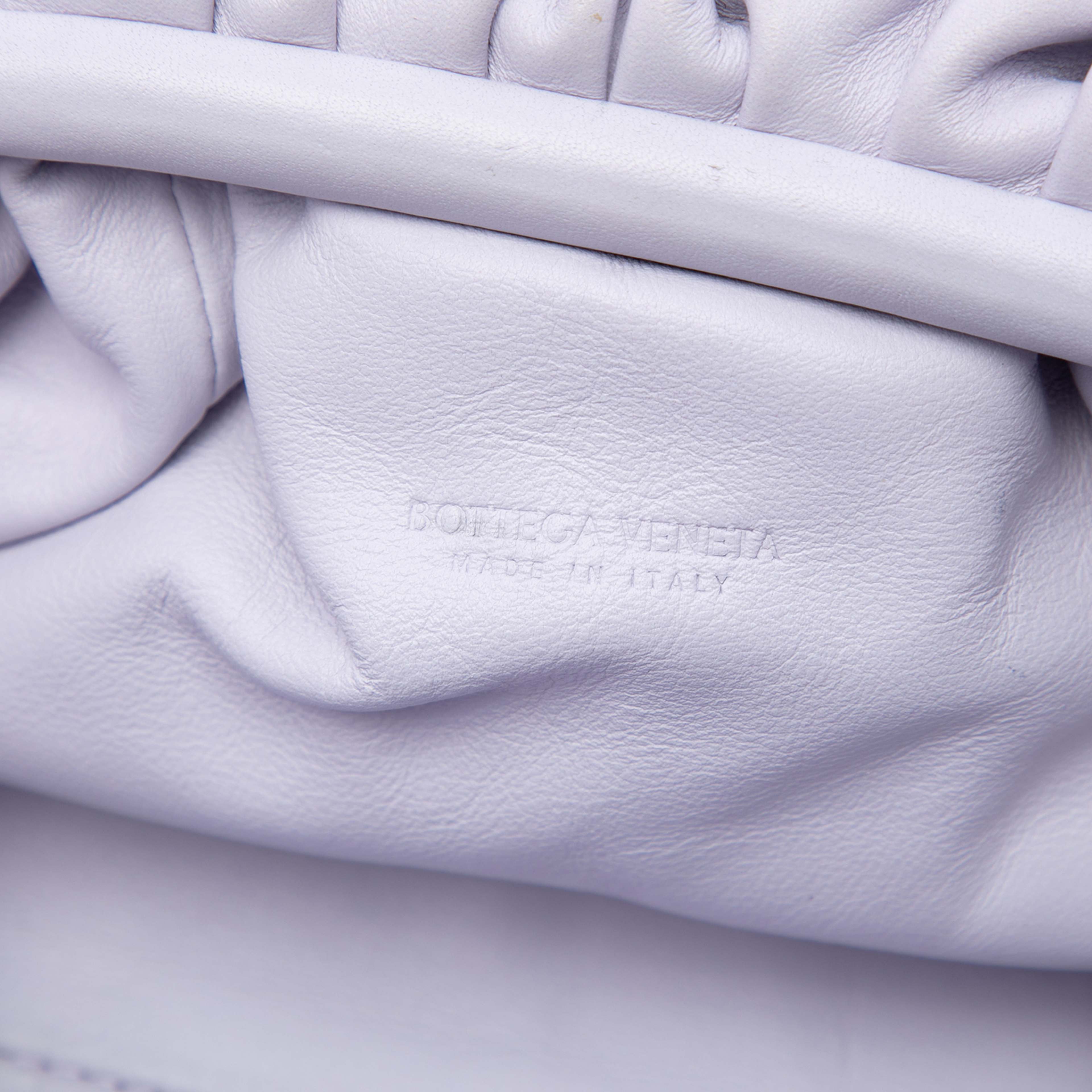 Bottega Veneta Lambskin The Mini Pouch Crossbody, från Luxclusif, i färgen light purple. Klicka för att öppna bilden i stort format