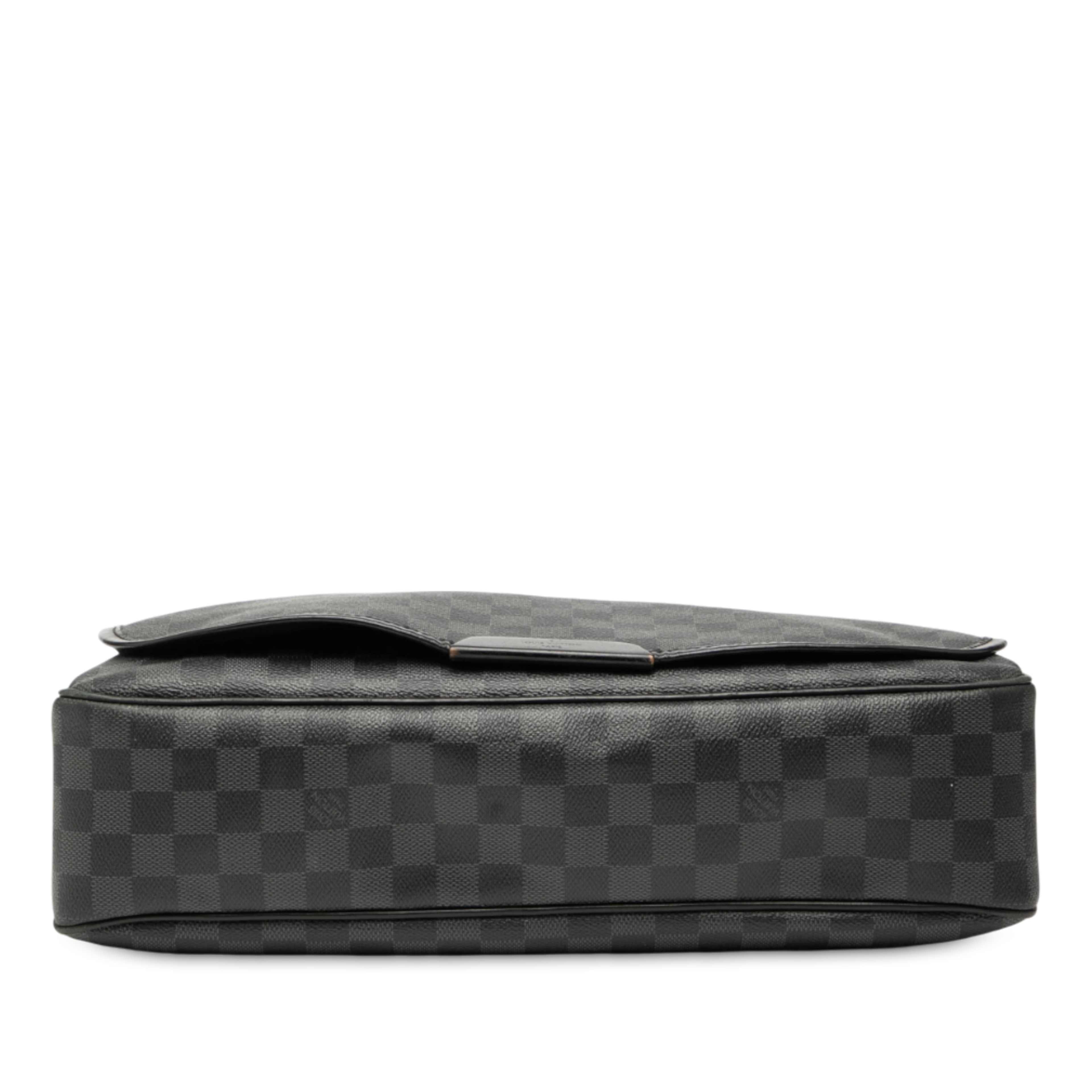Louis Vuitton Damier Graphite Daniel Gm, från Luxclusif, i färgen black. Klicka för att öppna bilden i stort format