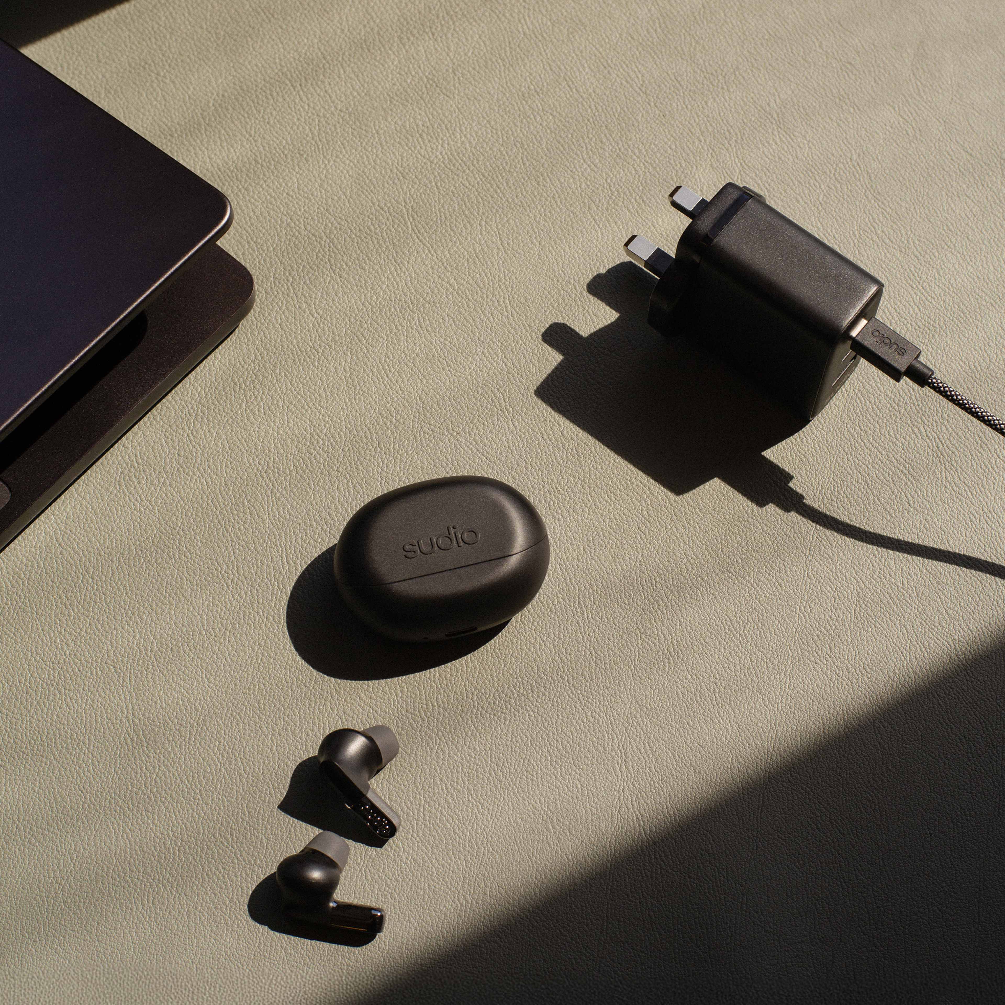 Sudio P3 Uk Plug, från Sudio, i färgen black. Klicka för att öppna bilden i stort format