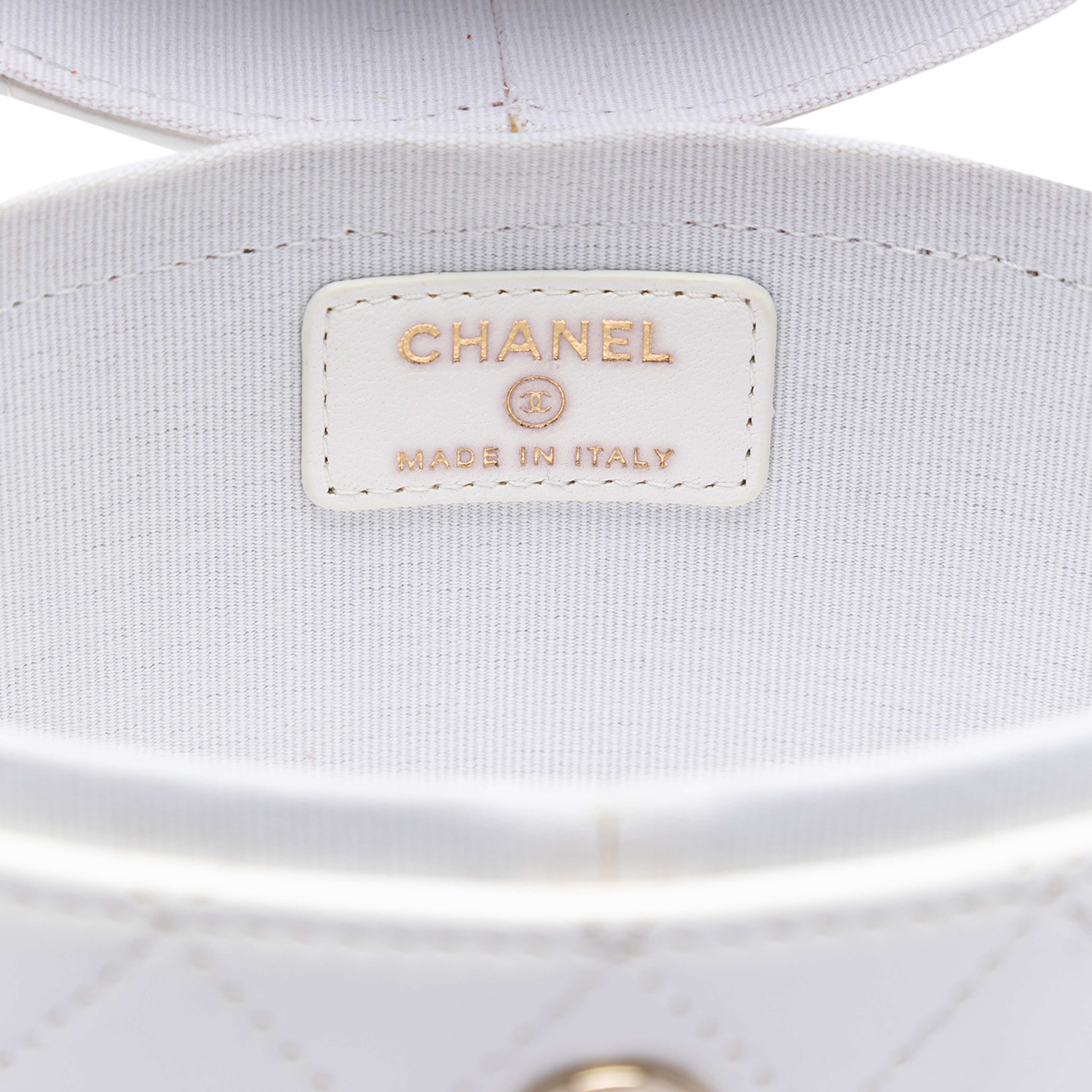 Chanel Small Quilted Lambskin Cc Allure Vanity Case, från Luxclusif, i färgen white. Klicka för att öppna bilden i stort format