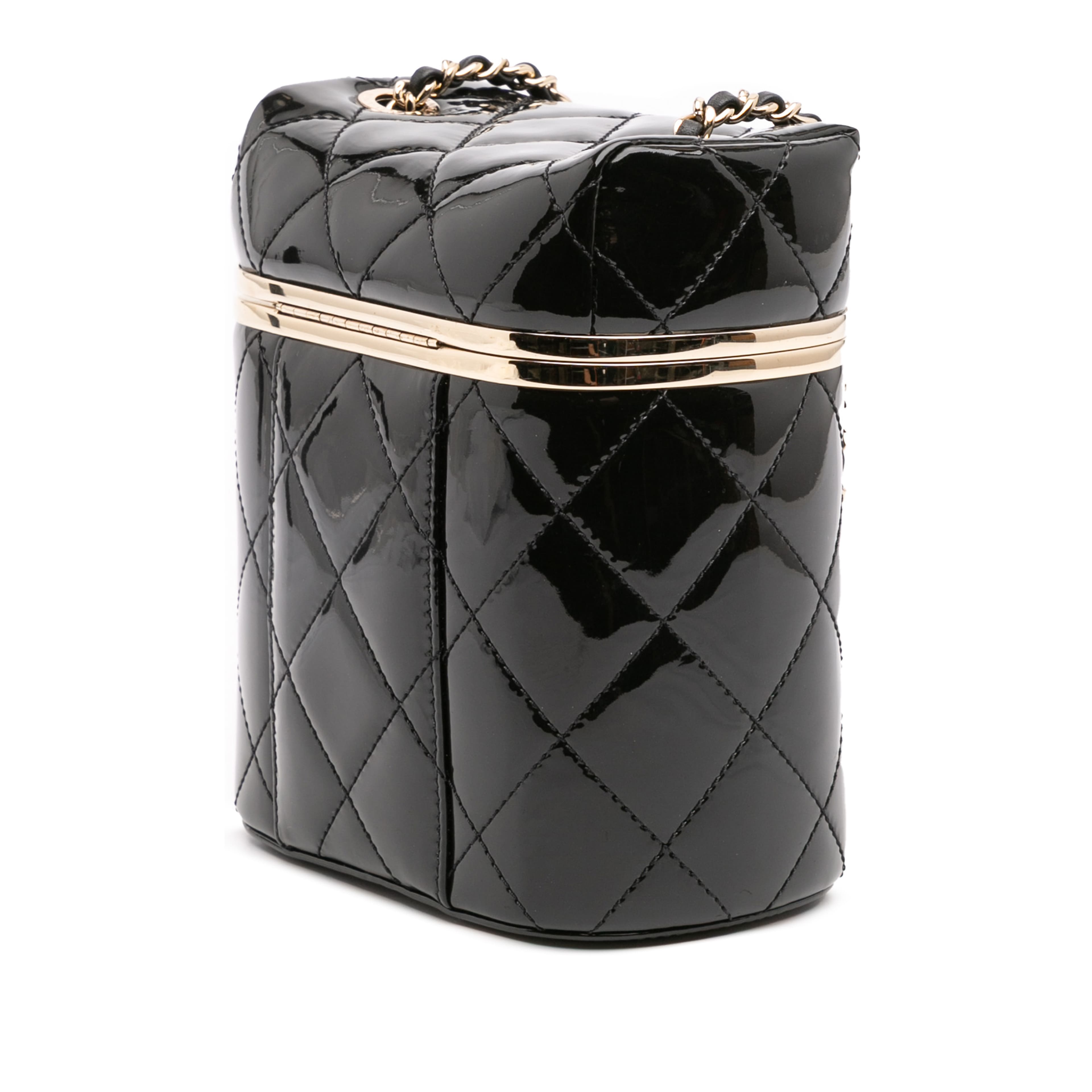 Chanel Quilted Patent Logo Chain Vanity Case, från Luxclusif, i färgen svart. Klicka för att öppna bilden i stort format